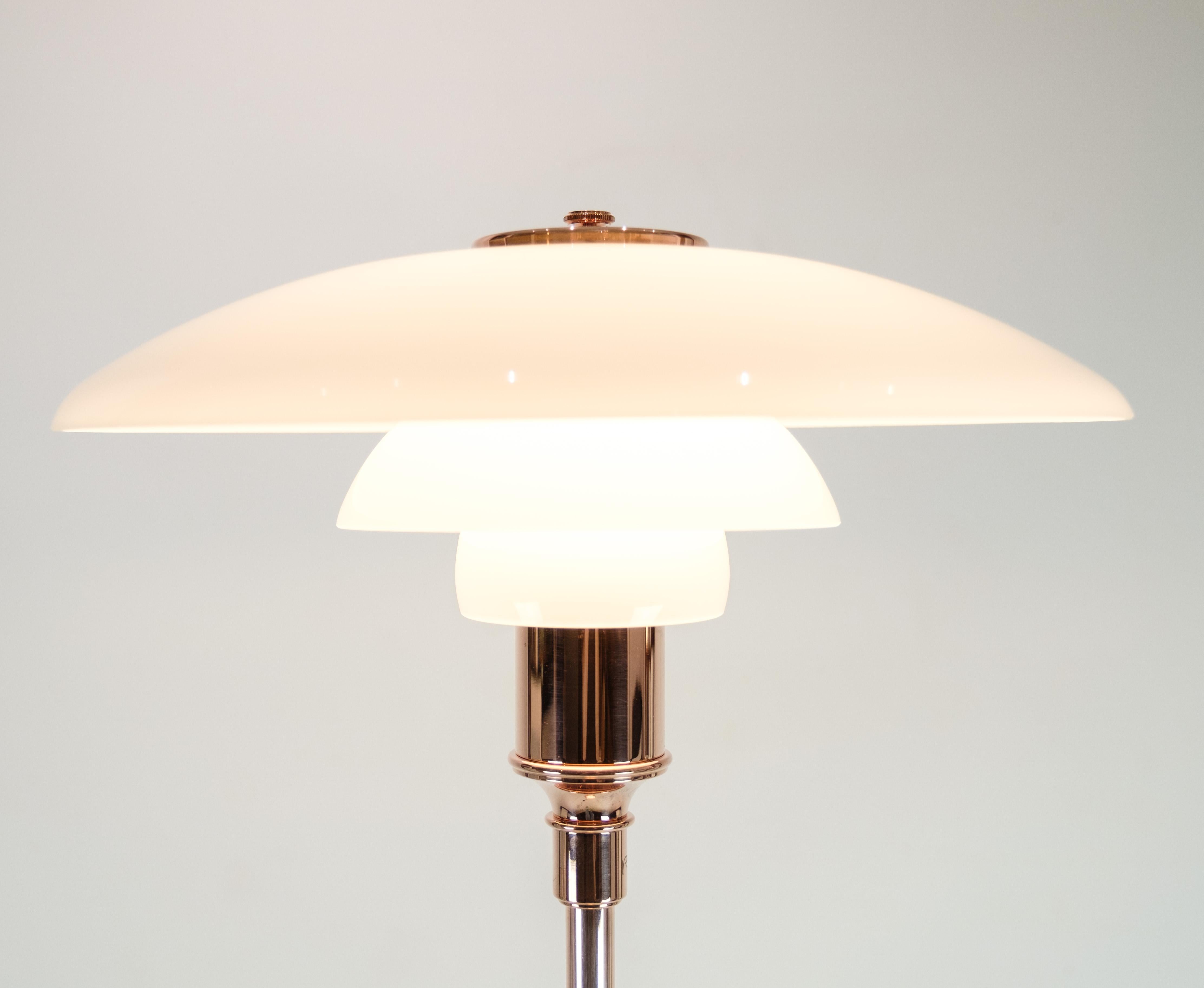 Lampadaire PH, modèle PH3½-2½, édition limitée en cuivre conçu par Poul Henningsen et produit par Louis Poulsen. La lampe comporte trois abat-jour en verre opalin blanc. La lampe a été vendue uniquement entre le 1er octobre et le 31 décembre 2016.
