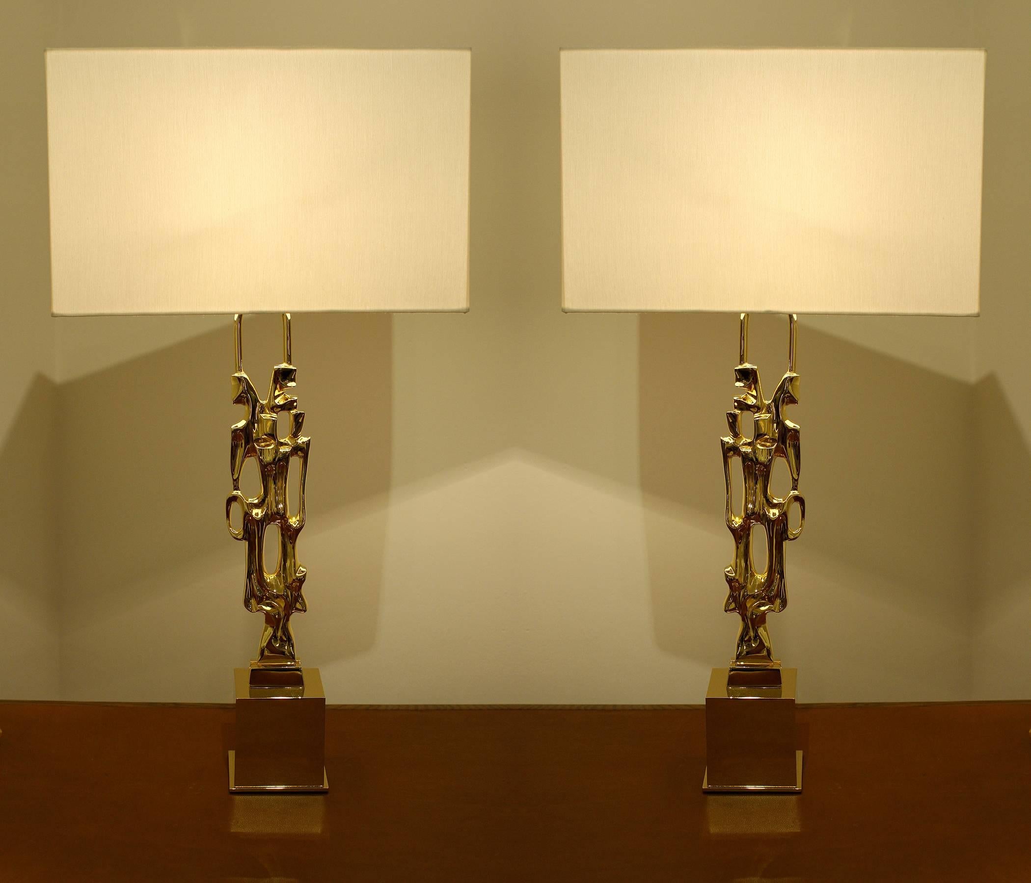 Philippe Papineau, Active in the 1970's
Pair of signed gilt bronze table lamps, signed.
Heavily gilded, newly gilded. Wired for US, Candelabra socket.
Custom-made ivory silk pongee lampshade.
Measures: H 30