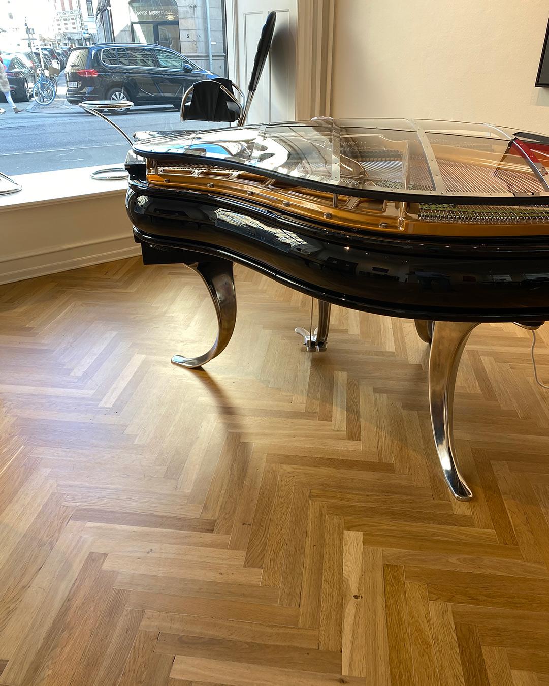 PH Grand Piano PH150 Avantgarde, Schwarzes Hochglanz-Holz mit Chrom-Deckel (Dänisch) im Angebot