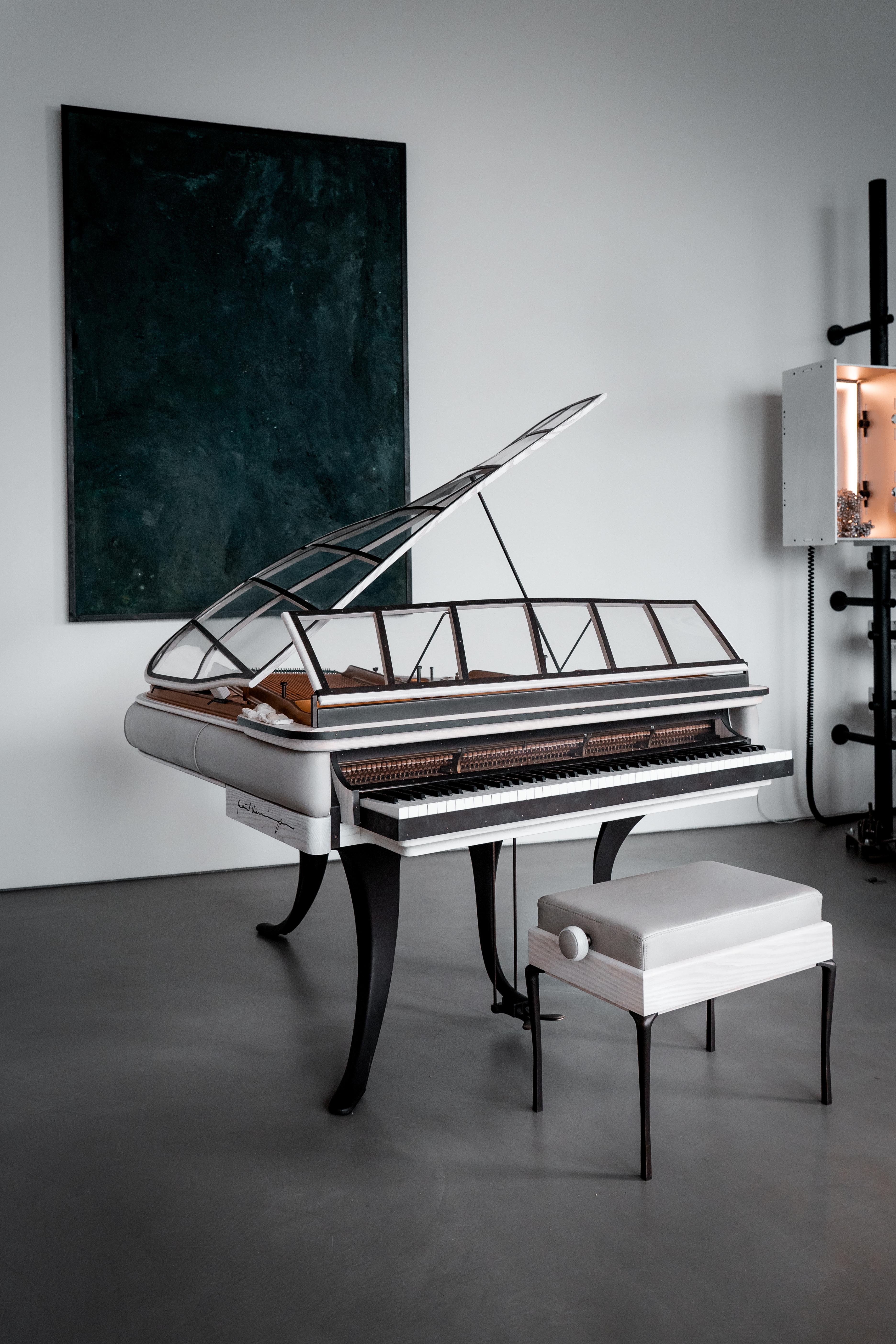 PH Grand Piano PH170 Curated, pelle minerale, quercia bianca e ottone bruciato in vendita 1