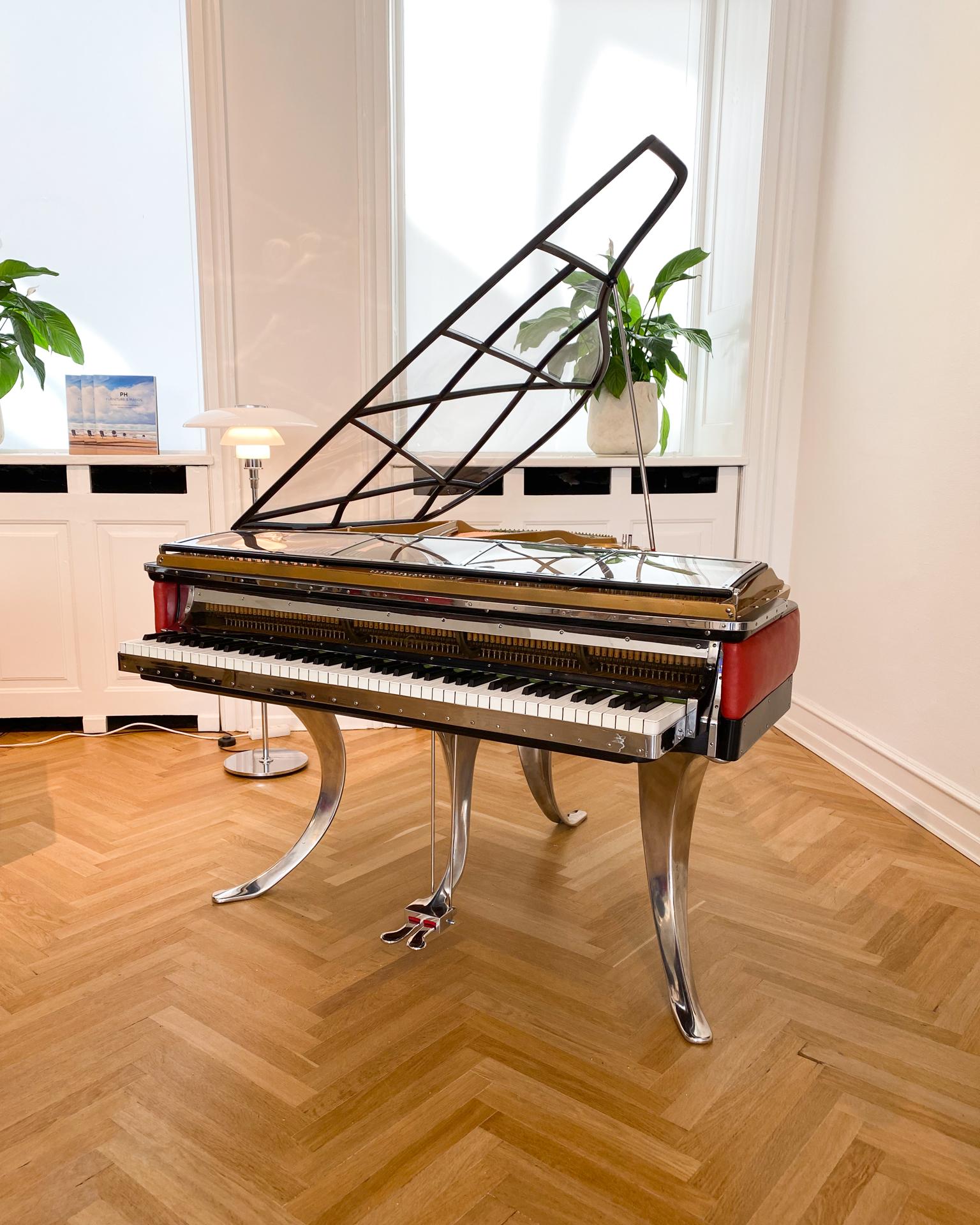 Ce piano à queue PH, numéro de série 4600, a été fabriqué entre 1935 et 1938. Il s'agit d'un instrument vintage en excellent état qui a été soigneusement restauré. Cette pièce unique a une provenance exclusive, ayant appartenu au même propriétaire