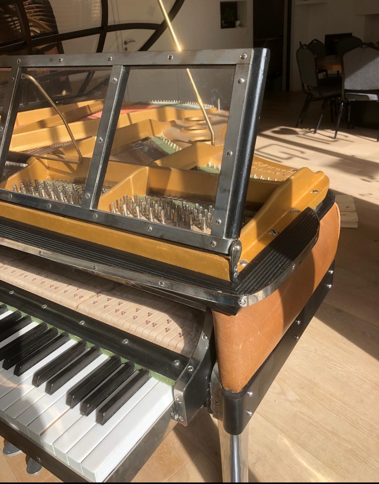 Ce piano à queue PH, datant du milieu des années 1930, est un instrument vintage en excellent état. C'est en 1930 que cet instrument a été conçu pour la première fois par le Danois Poul Henningsen, le célèbre concepteur de systèmes d'éclairage, dont