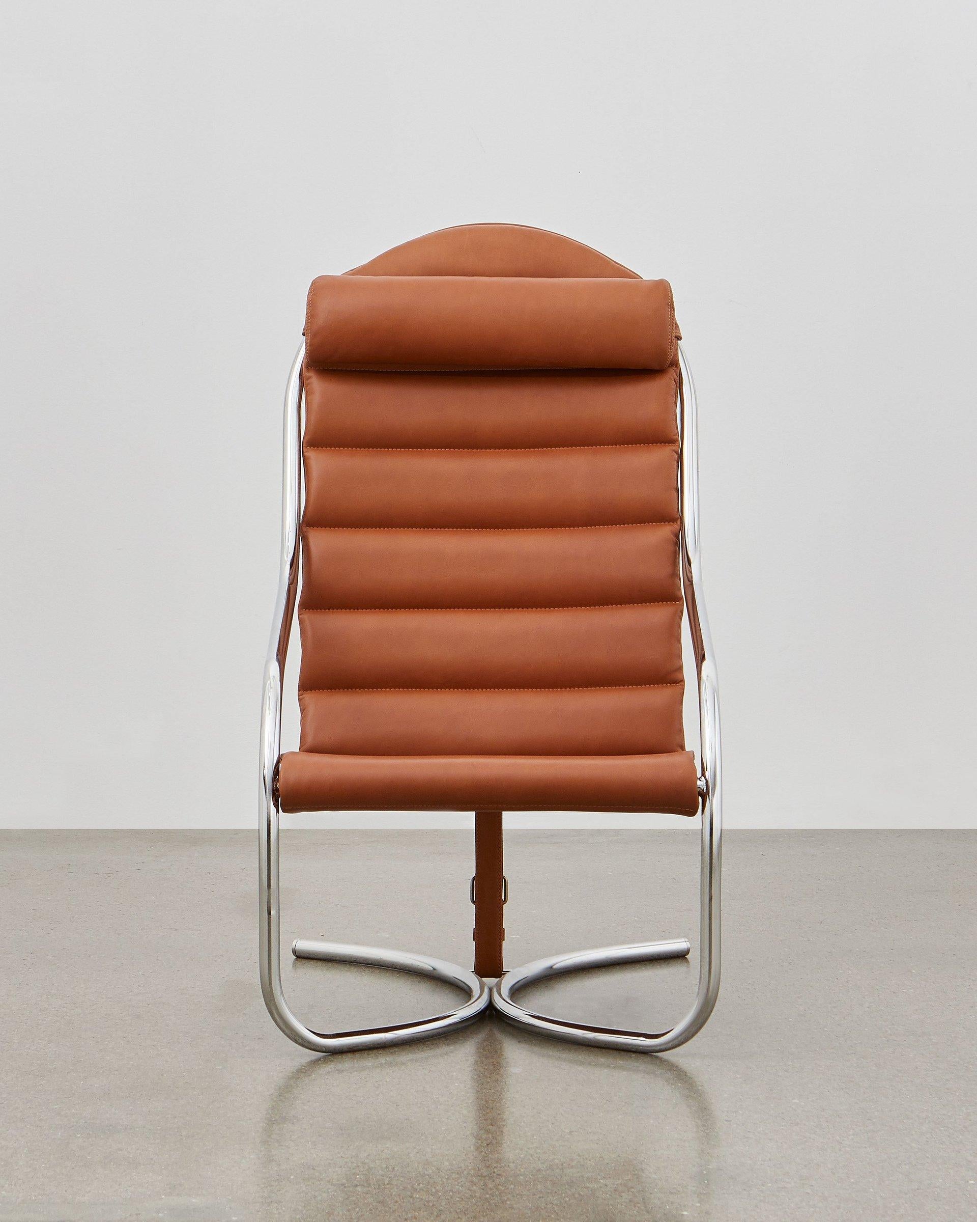 Atmen Sie tief durch und genießen Sie den Moment! Der PH Lounge Chair ist ein Ort zum Ausruhen, Nachdenken und Entspannen. Das Gestell des PH Lounge Chair besteht optisch nur aus einem langen Stahlrohr, das in großzügigen, dynamischen Linien gebogen