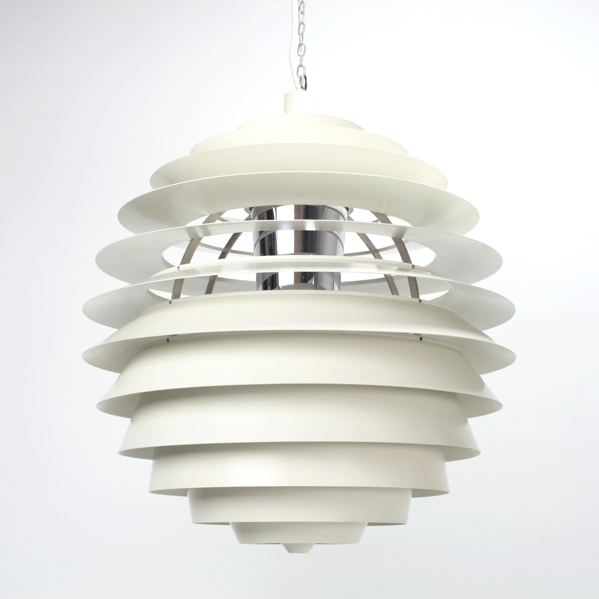 Iconic PH Louvre pendant created by Poul Henningsen in late 50s for Louis Poulsen Denmark. This lamp provides a soft and illuminating light without ever dazzling, the bulb is not visible. The construction of 13 geometric and spherical metal sheets