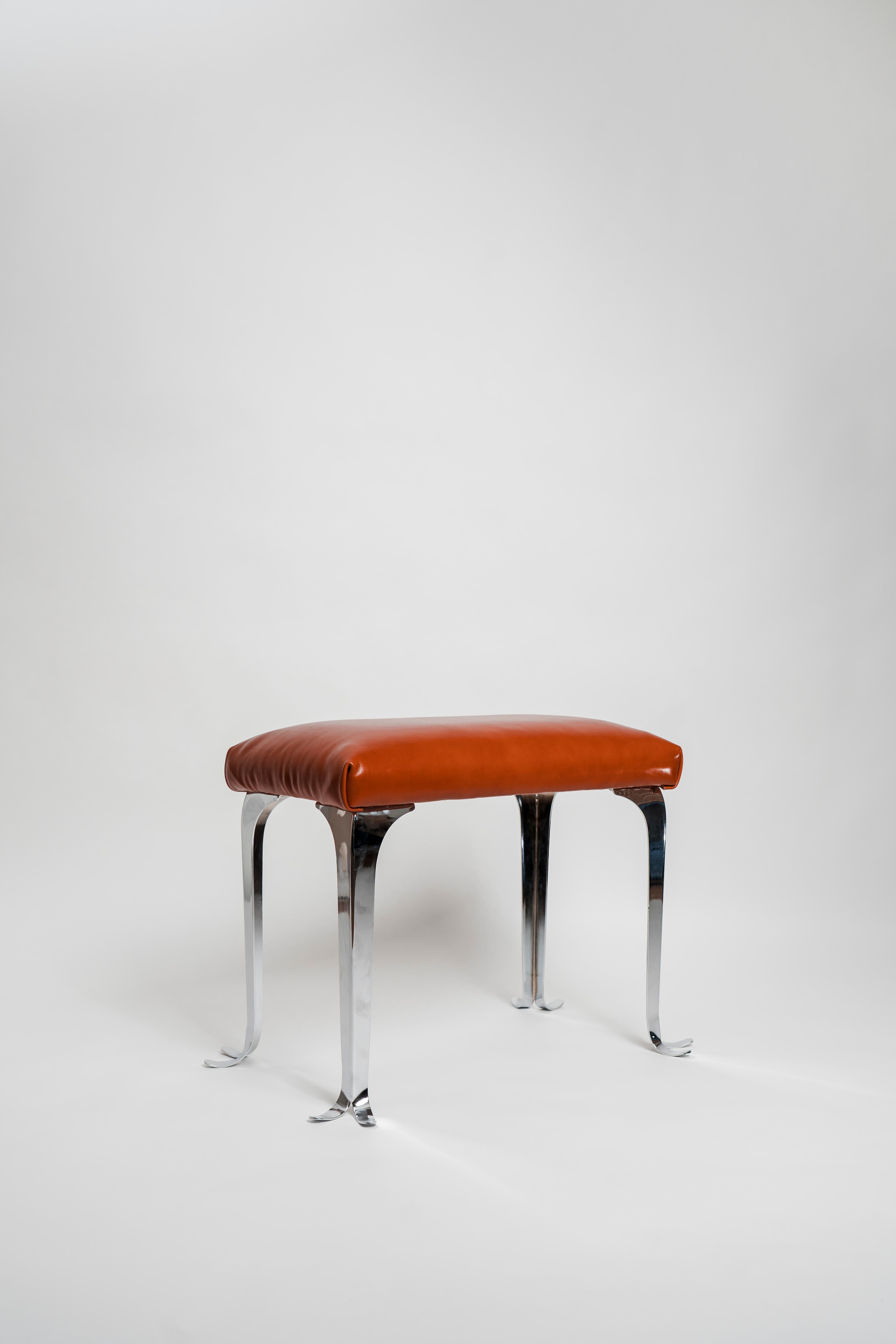 Ante el reto de crear un asiento estéticamente impresionante para complementar los pianos de diseño genuino de Poul Henningsen, nos propusimos crear una pieza que..:

-tiene una forma llamativa y bella
-utiliza materiales de primera