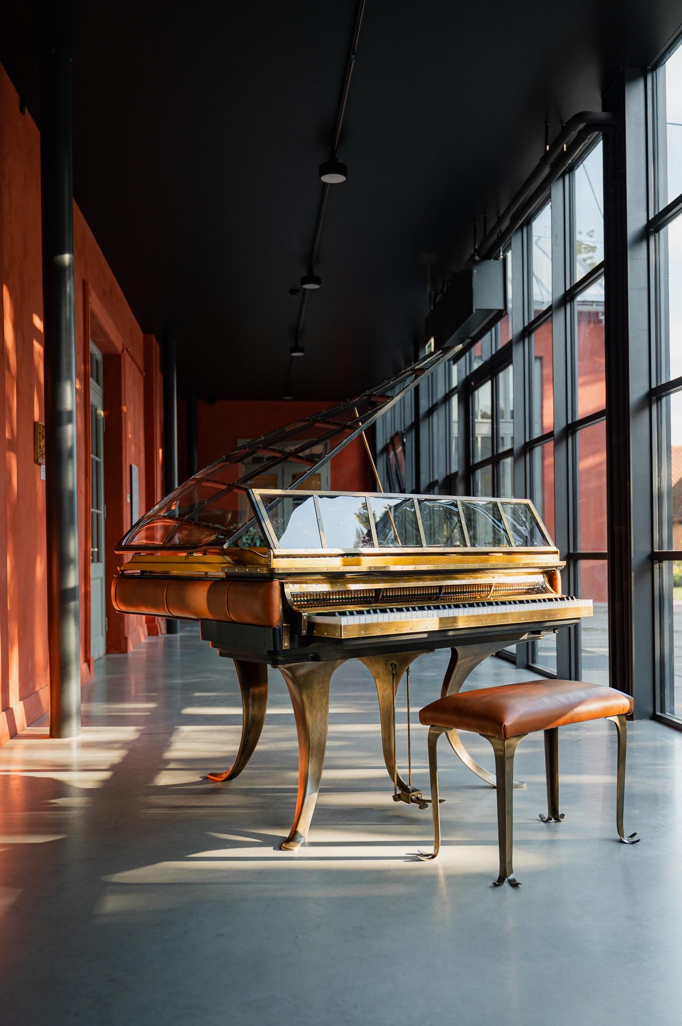 PH Piano Bench - chrome legs and leather seat in walnut color en venta 3