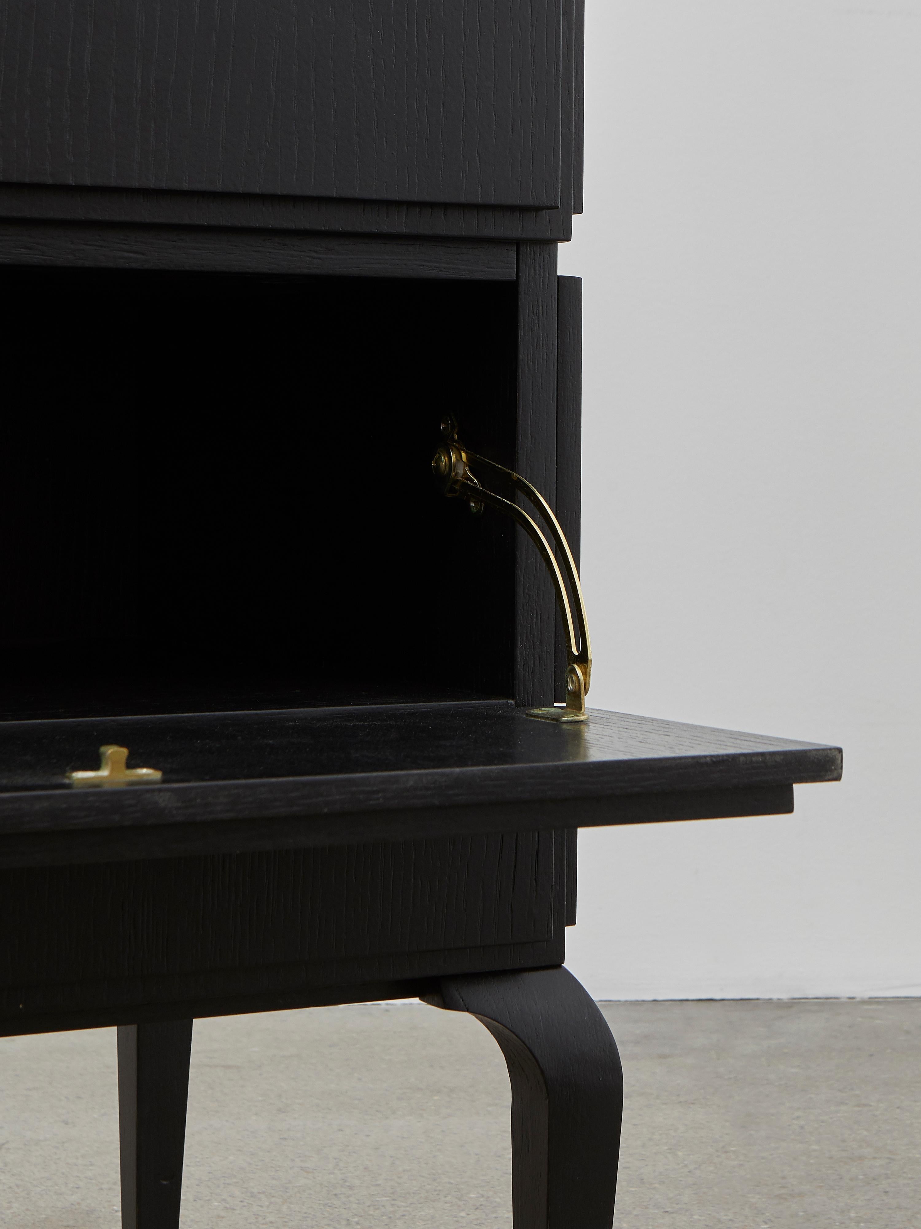 Danese Cassettiera piccola PH, gambe in legno, impiallacciatura in Oak nero, cassetti in Wood Wood bianco in vendita