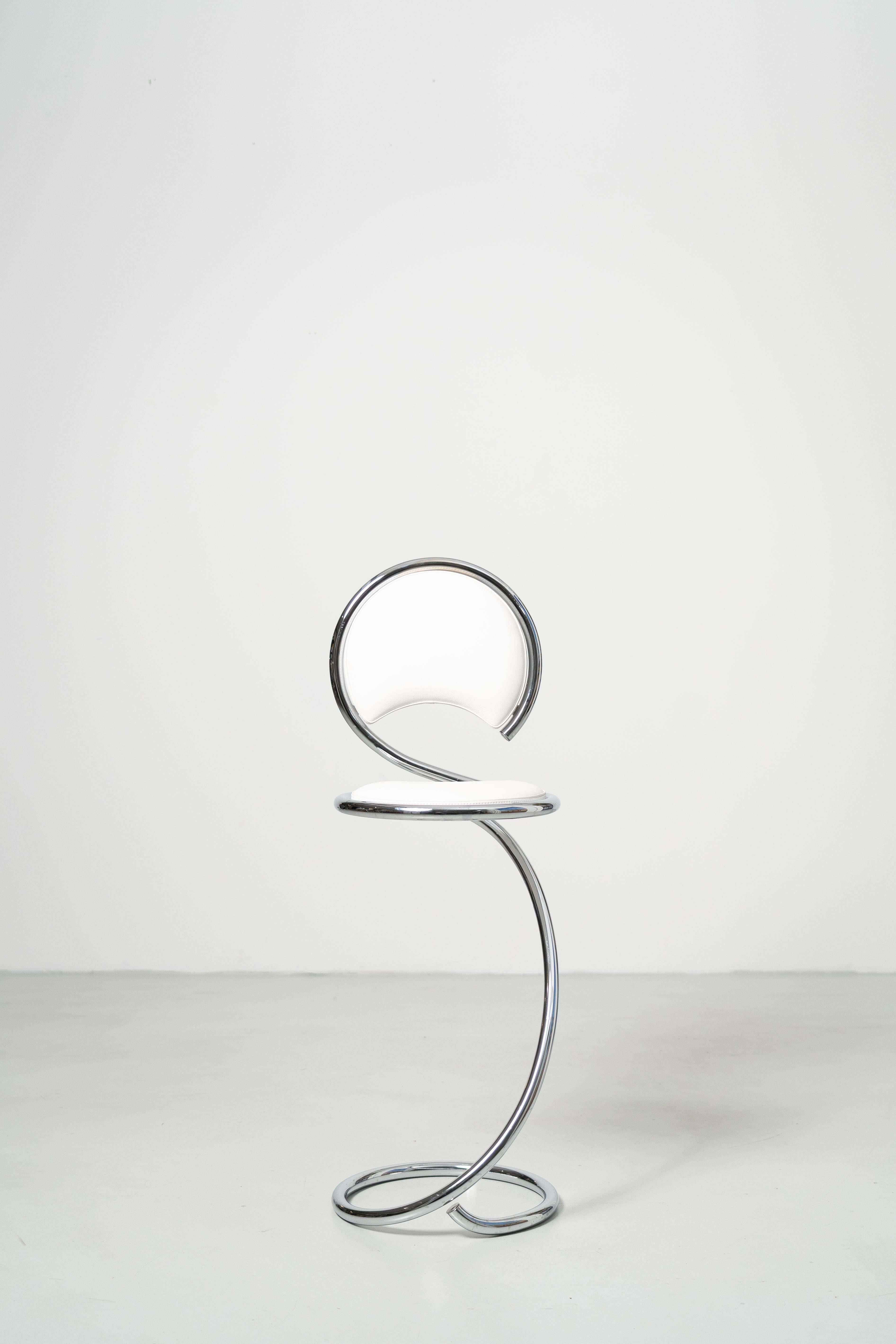 PH Snake Chair Counter - Authentisches Poul Henningsen Design in skulpturaler skandinavischer Handwerkskunst
Der PH Snake Chair Counter ist ein seltener, ikonischer Entwurf von Poul Henningsen -  ein elegantes, skulpturales Sitzmöbel, das mit