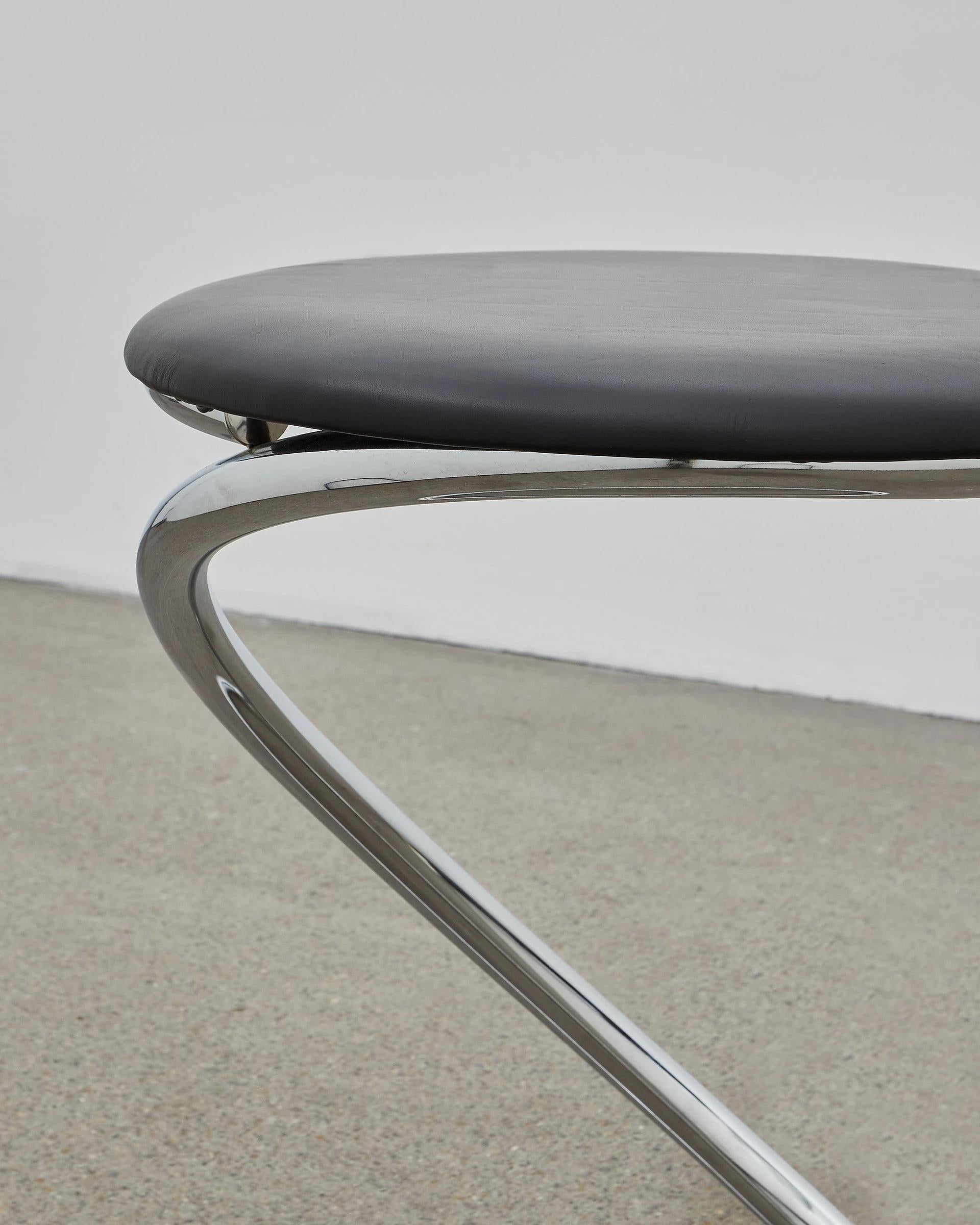 PH Schlangenhocker, Chrom, Leder extrem schwarz, Volllederpolsterung (Bauhaus) im Angebot