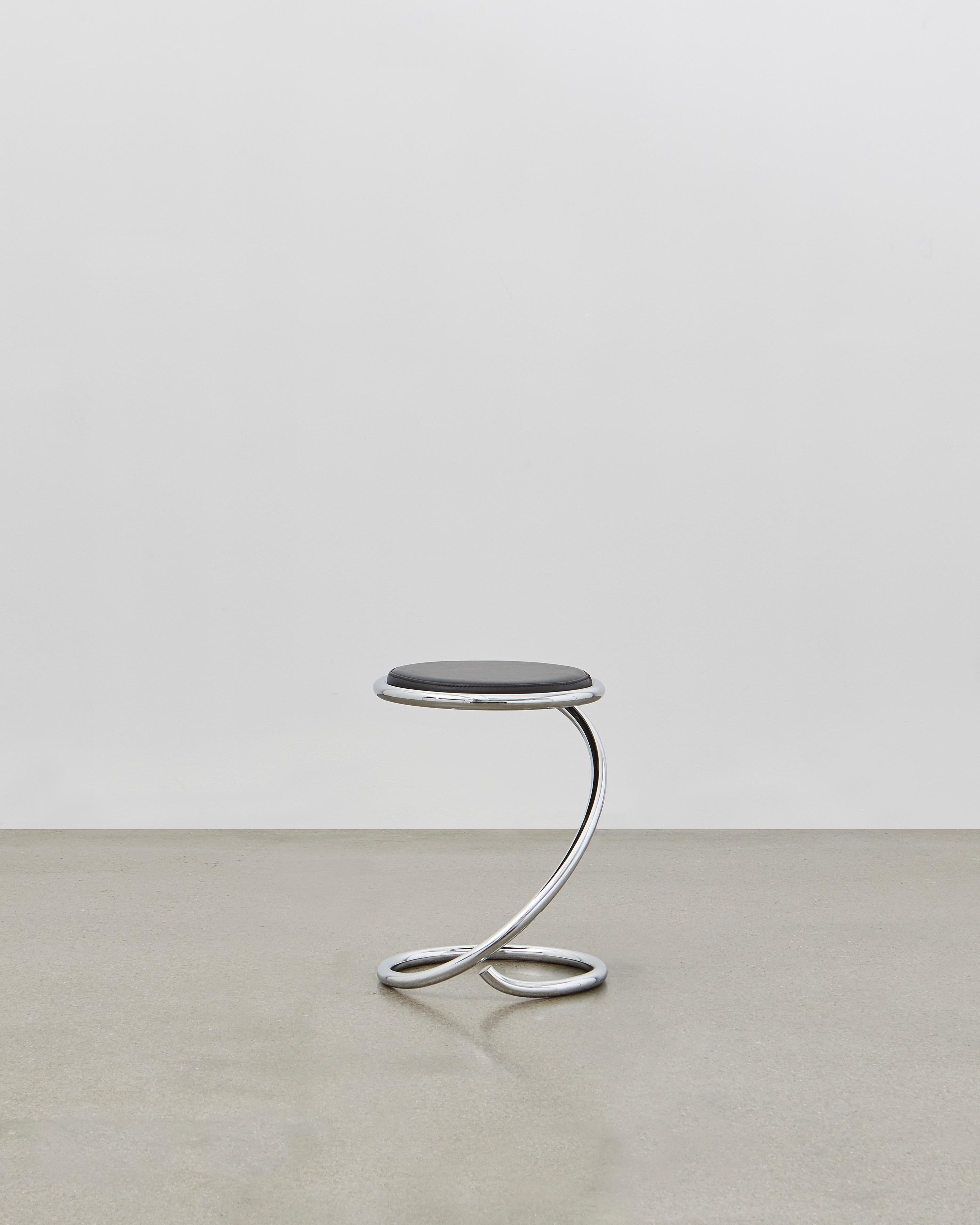 Der PH Schlangenhocker ist dem ursprünglichen Design und der Verwendung von verchromten Stahlrohren treu geblieben, wurde jedoch für das 21. Jahrhundert aktualisiert und ist nun mit einer Sitzfläche aus Holz in fünf Farben erhältlich, die mit der