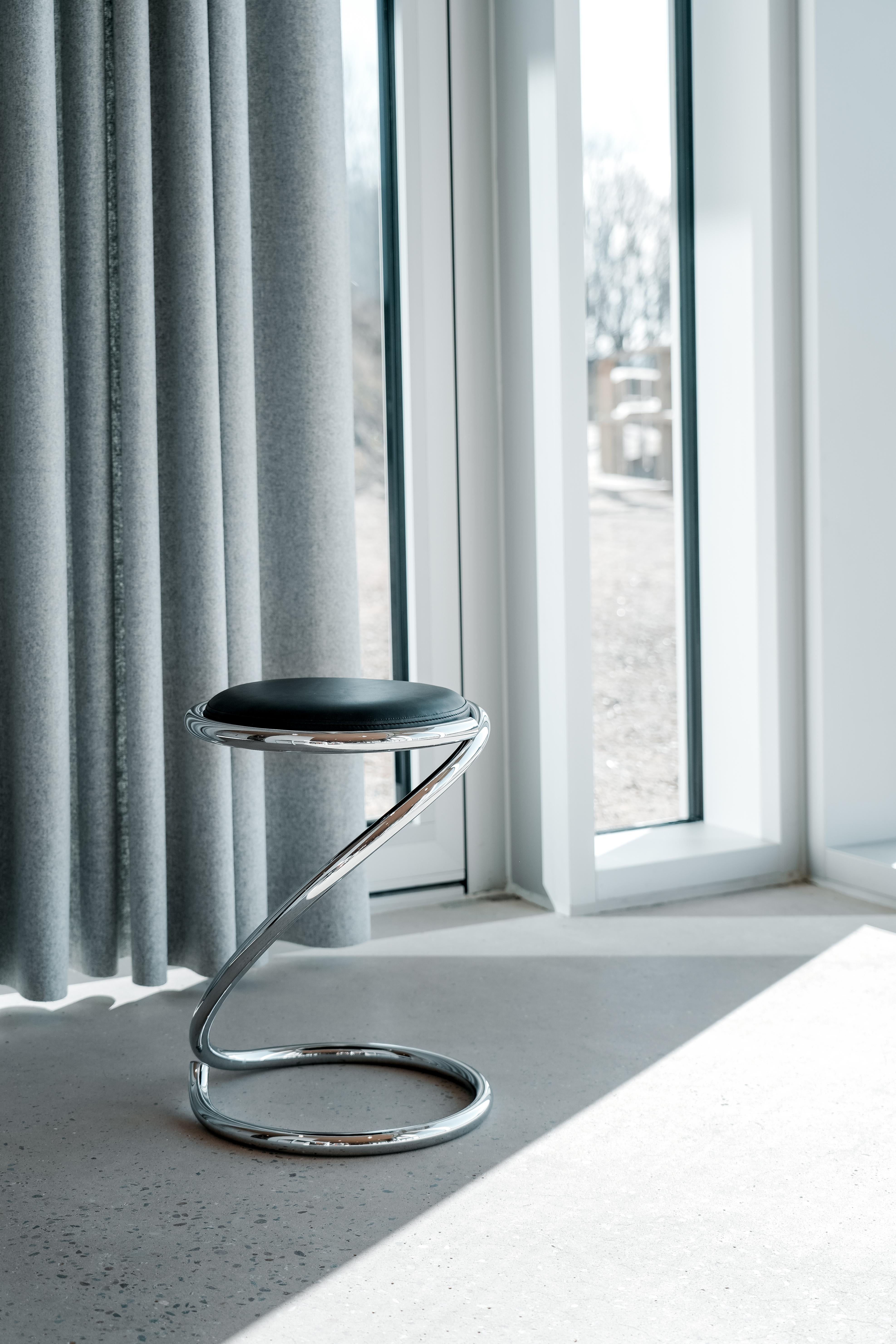 PH Schlangenhocker, Chrom, Leder extrem schwarz, Lederpolsterung, Sichtbare Röhren im Zustand „Neu“ im Angebot in Copenhagen, DK