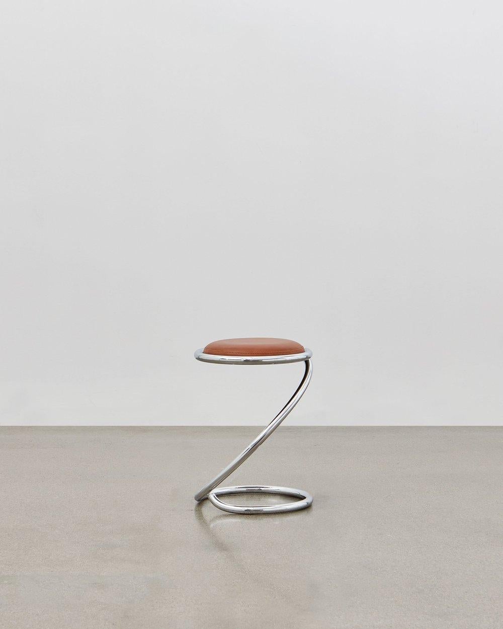 Lo sgabello PH Snake è completamente fedele al design originale e all'uso di tubi d'acciaio cromati, ma è stato aggiornato per il 21° secolo e disponibile con seduta in legno in cinque varianti di colore per coordinarsi con la gamma di lampade da