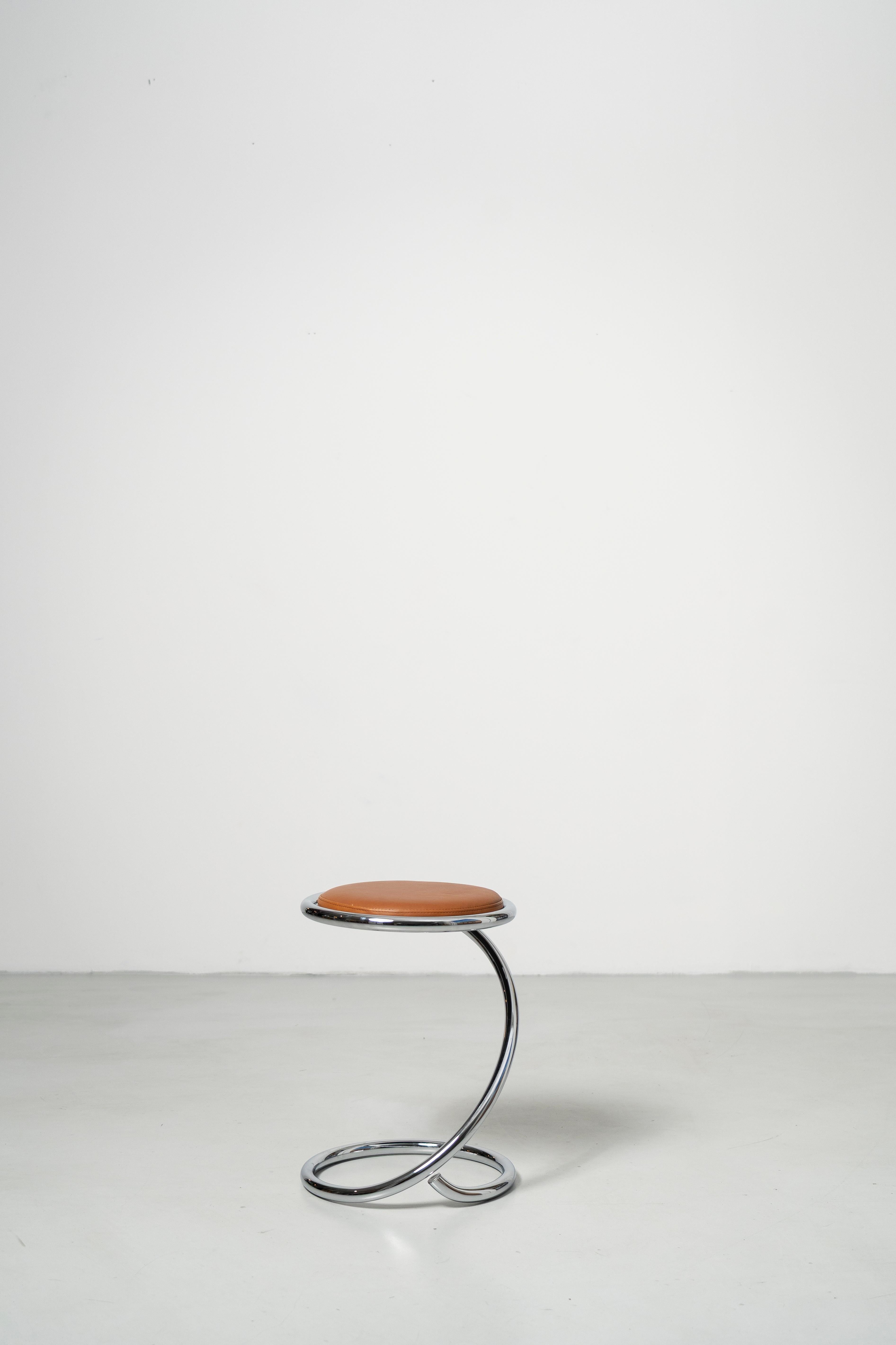 Der PH Snake Hocker ist dem ursprünglichen Design und der Verwendung von verchromten Stahlrohren treu geblieben, wurde jedoch für das 21. Jahrhundert aktualisiert und ist nun mit einer Holzsitzfläche in fünf Farben erhältlich, die mit der beliebten