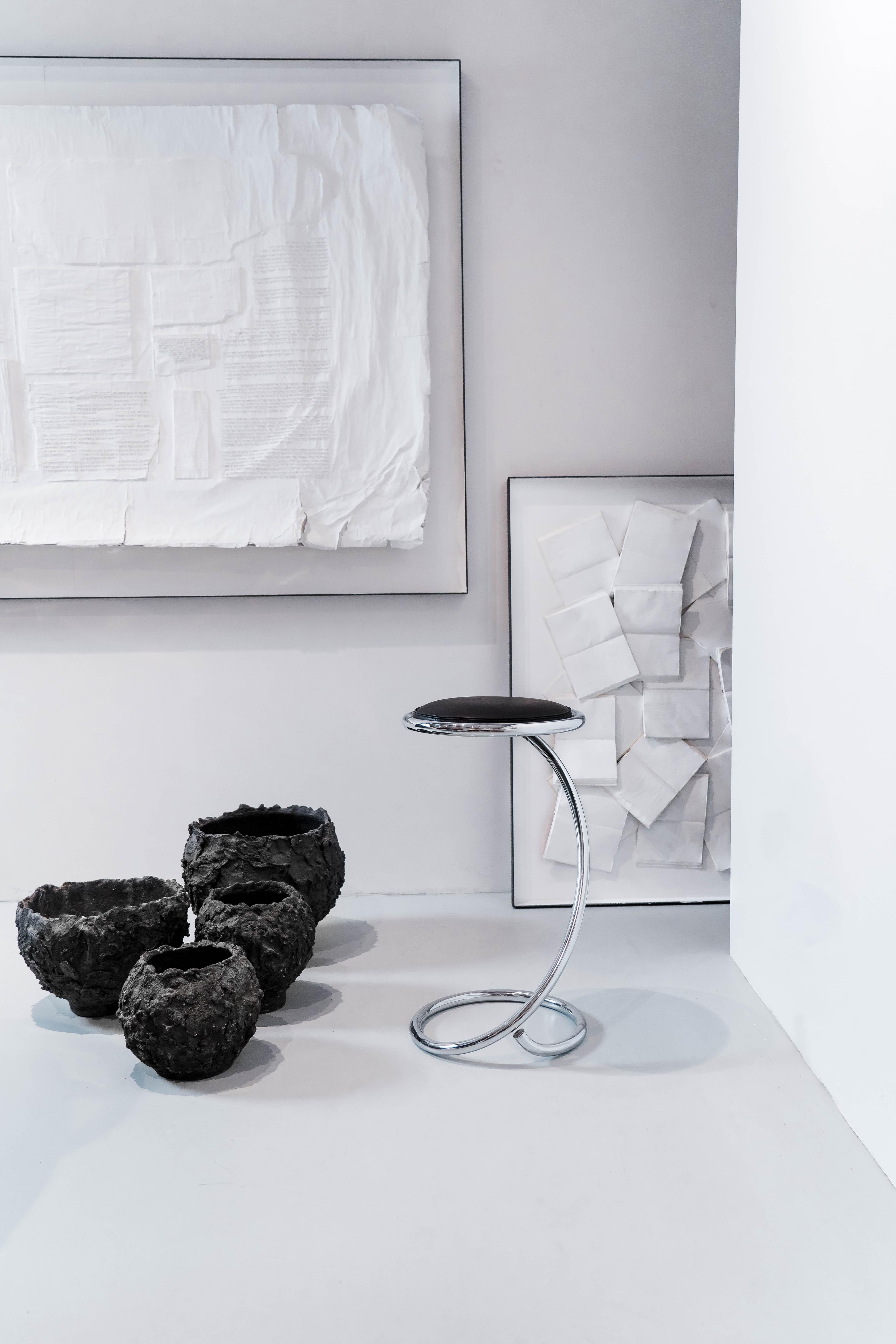 PH Snake Stool Counter - Authentisches Poul Henningsen Design in skulpturaler skandinavischer Handwerkskunst
Der PH Snake Stool Counter ist ein seltener, ikonischer Entwurf von Poul Henningsen -  ein elegantes, skulpturales Sitzmöbel, das mit