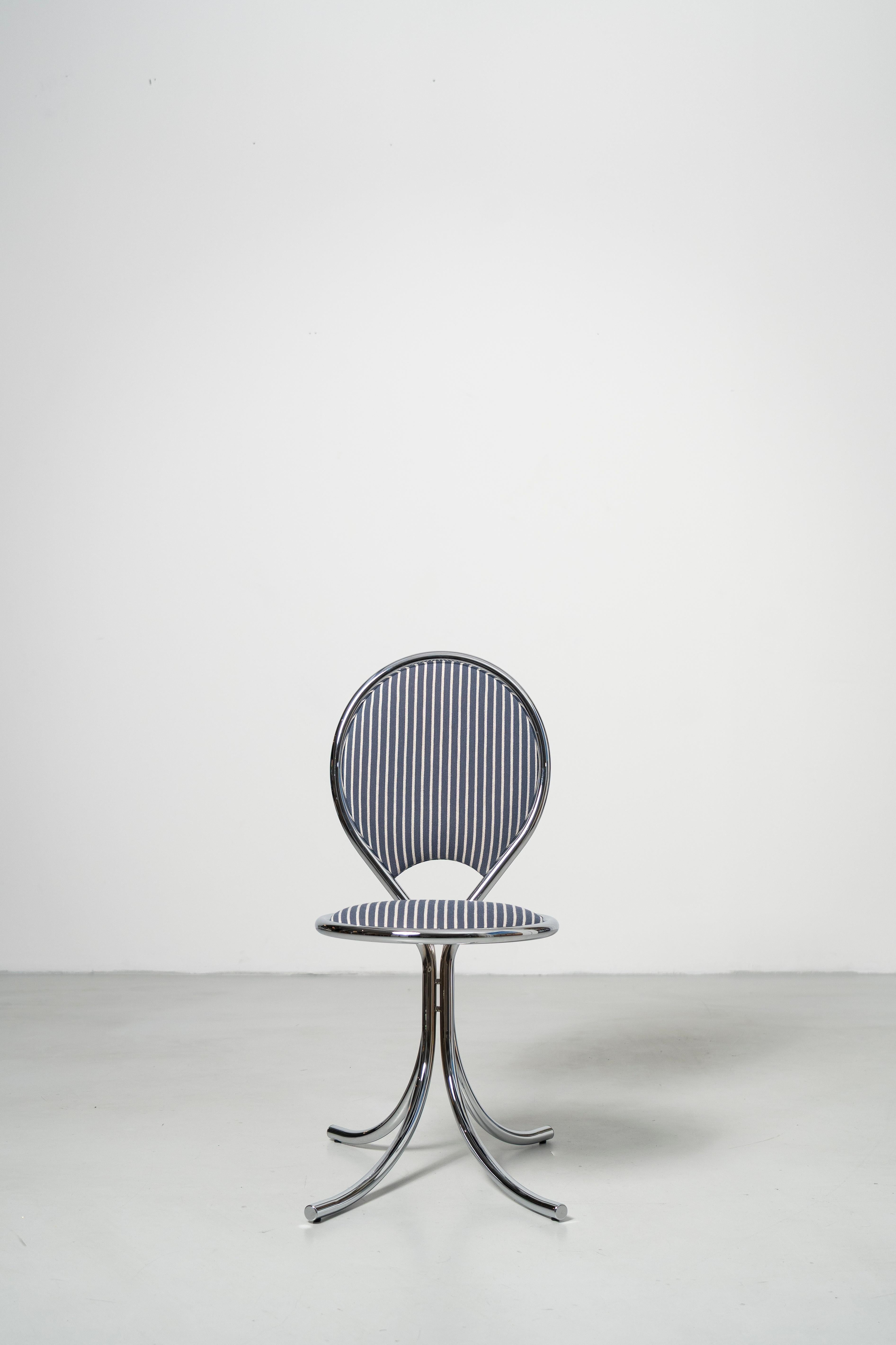 Der PH Steel Chair scheint fast über dem Boden zu schweben,
lenkt die Aufmerksamkeit auf die schön gearbeitete Sitzblüte
darüber.

Der PH Steel Chair lädt zum Wohlfühlen ein. Er bietet einen unvergleichlichen Komfort,
die Sie in eine wahrhaft