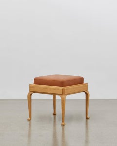 Sgabello PH, gambe in legno, impiallacciatura in quercia naturale, sedile in pelle di noce estremo