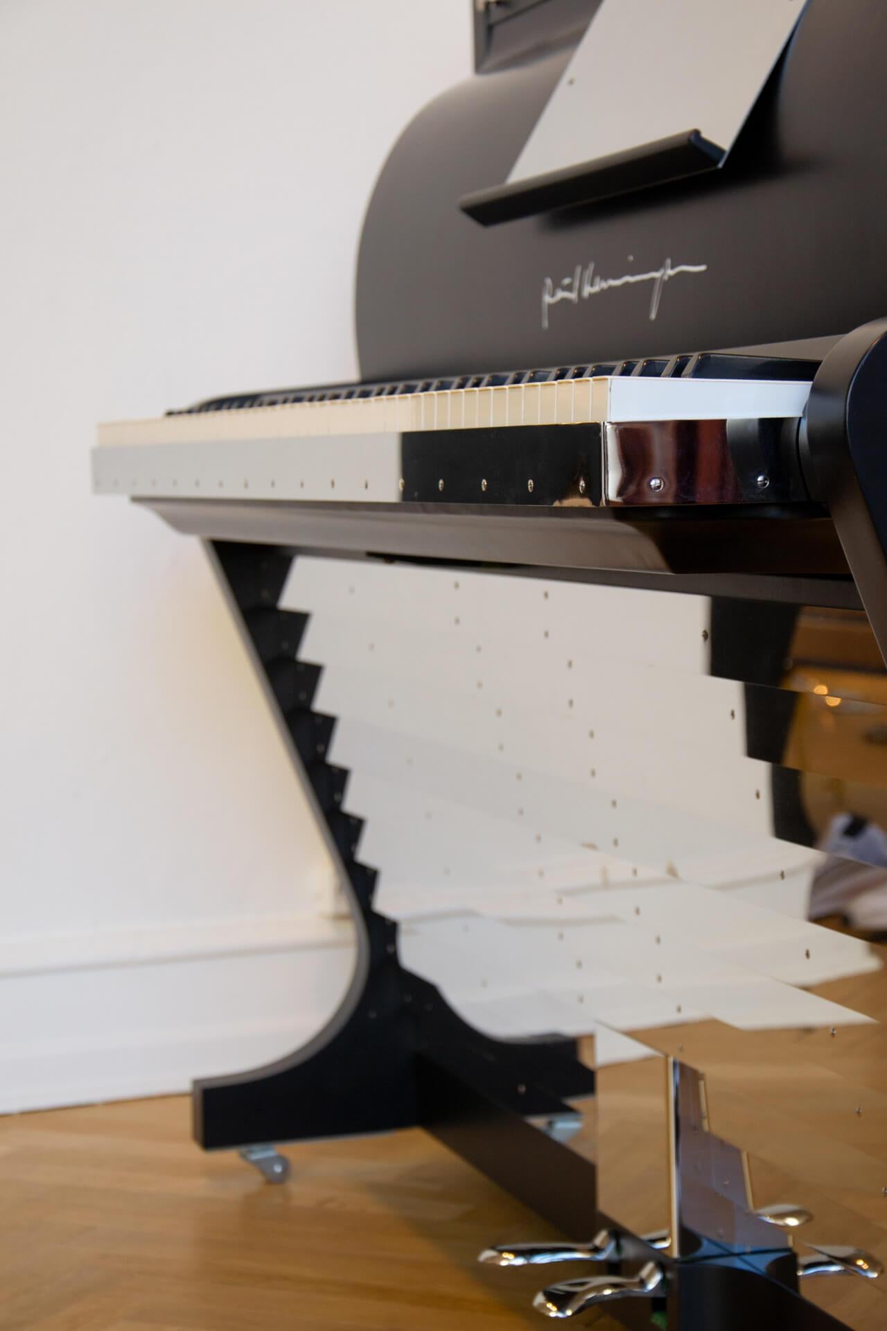 PH Aufrechtes Klavier, cognacfarbenes Leder mit Chrom, modern, skulptural im Angebot 4