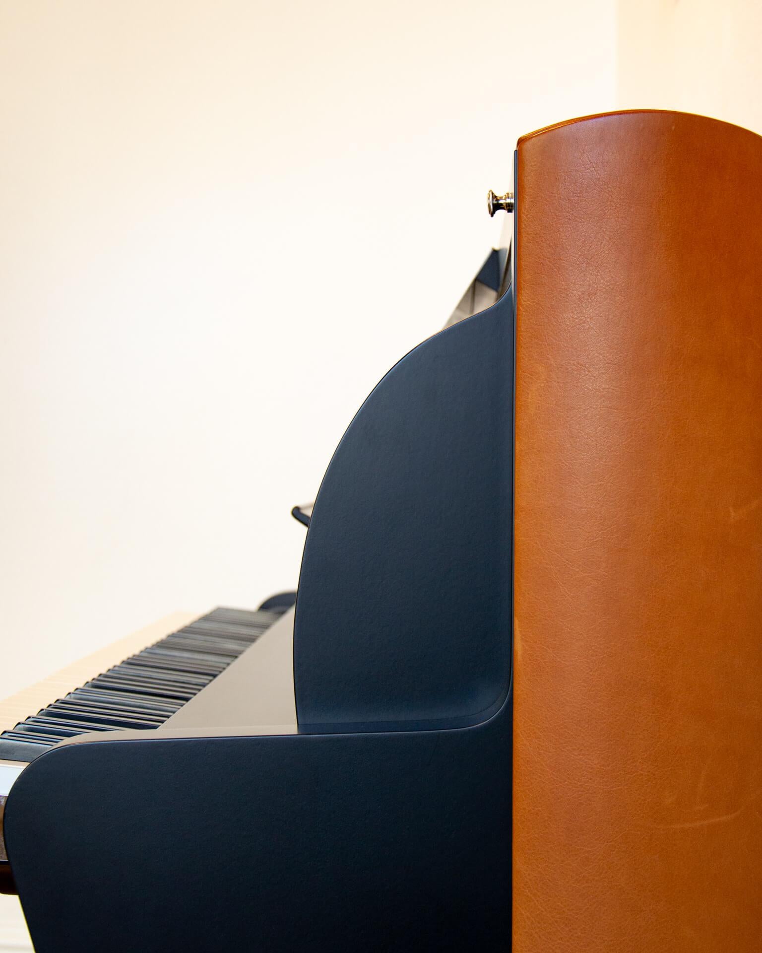 PH Aufrechtes Klavier, cognacfarbenes Leder mit Chrom, modern, skulptural im Angebot 1