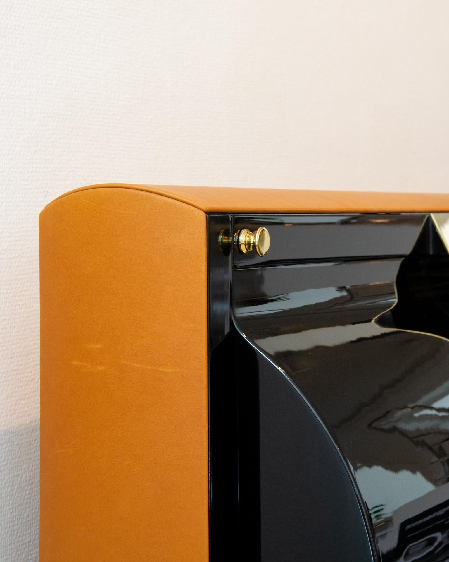 PH Klavier aufrecht, cognacfarbenes Leder mit Messingmetallteilen, modern, skulptural im Angebot 3