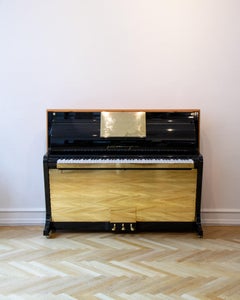 Pianoforte verticale PH, pelle cognac con parti metalliche in ottone, moderno, scultoreo