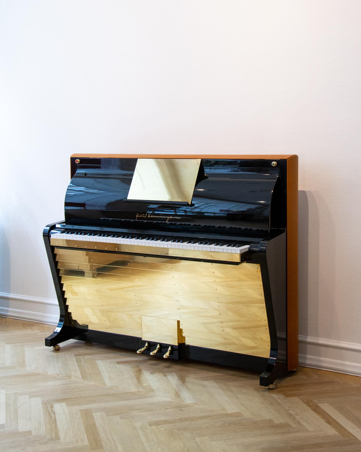PH Klavier aufrecht, cognacfarbenes Leder mit Messingmetallteilen, modern, skulptural (Bauhaus) im Angebot