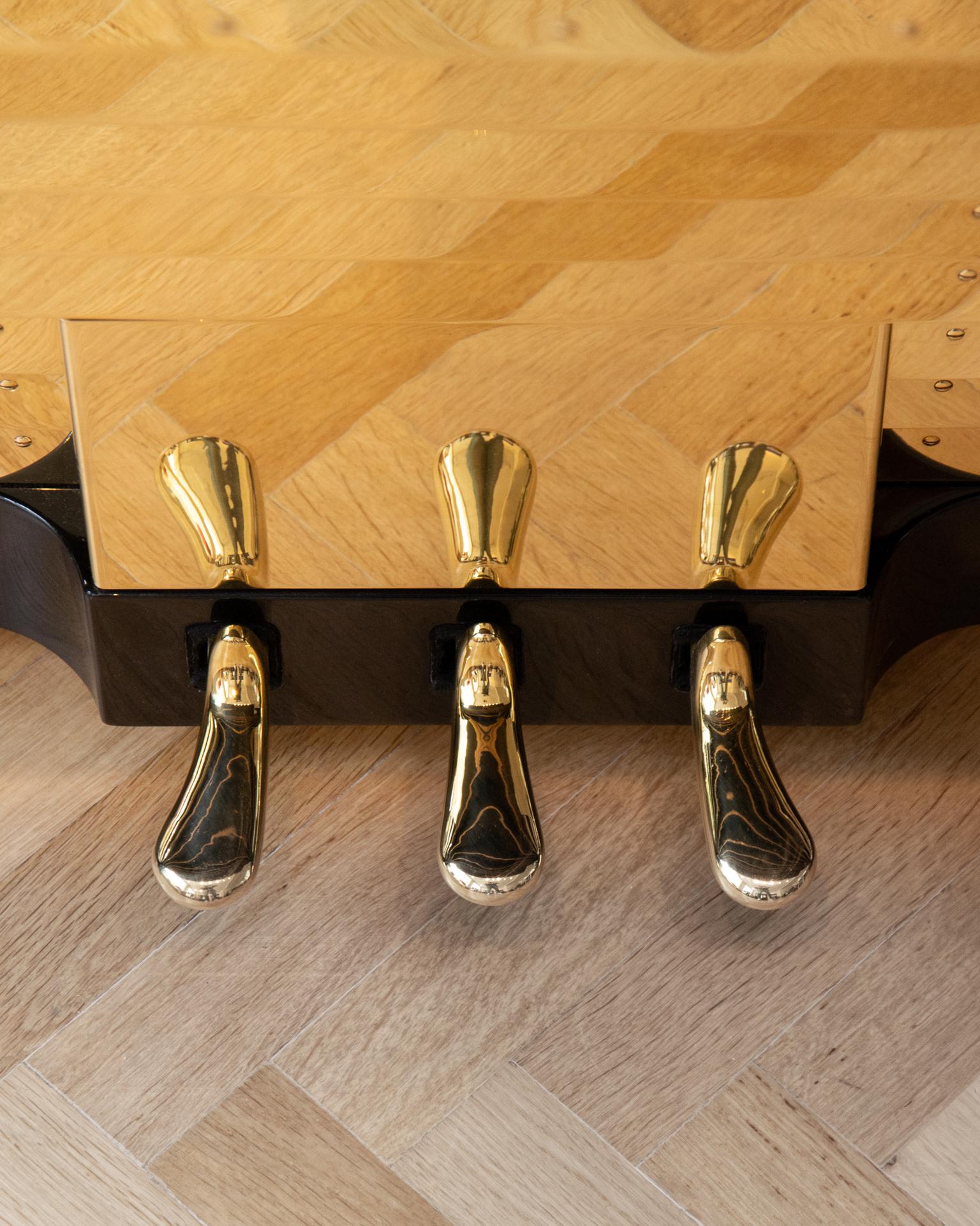 PH Klavier aufrecht, cognacfarbenes Leder mit Messingmetallteilen, modern, skulptural (21. Jahrhundert und zeitgenössisch) im Angebot