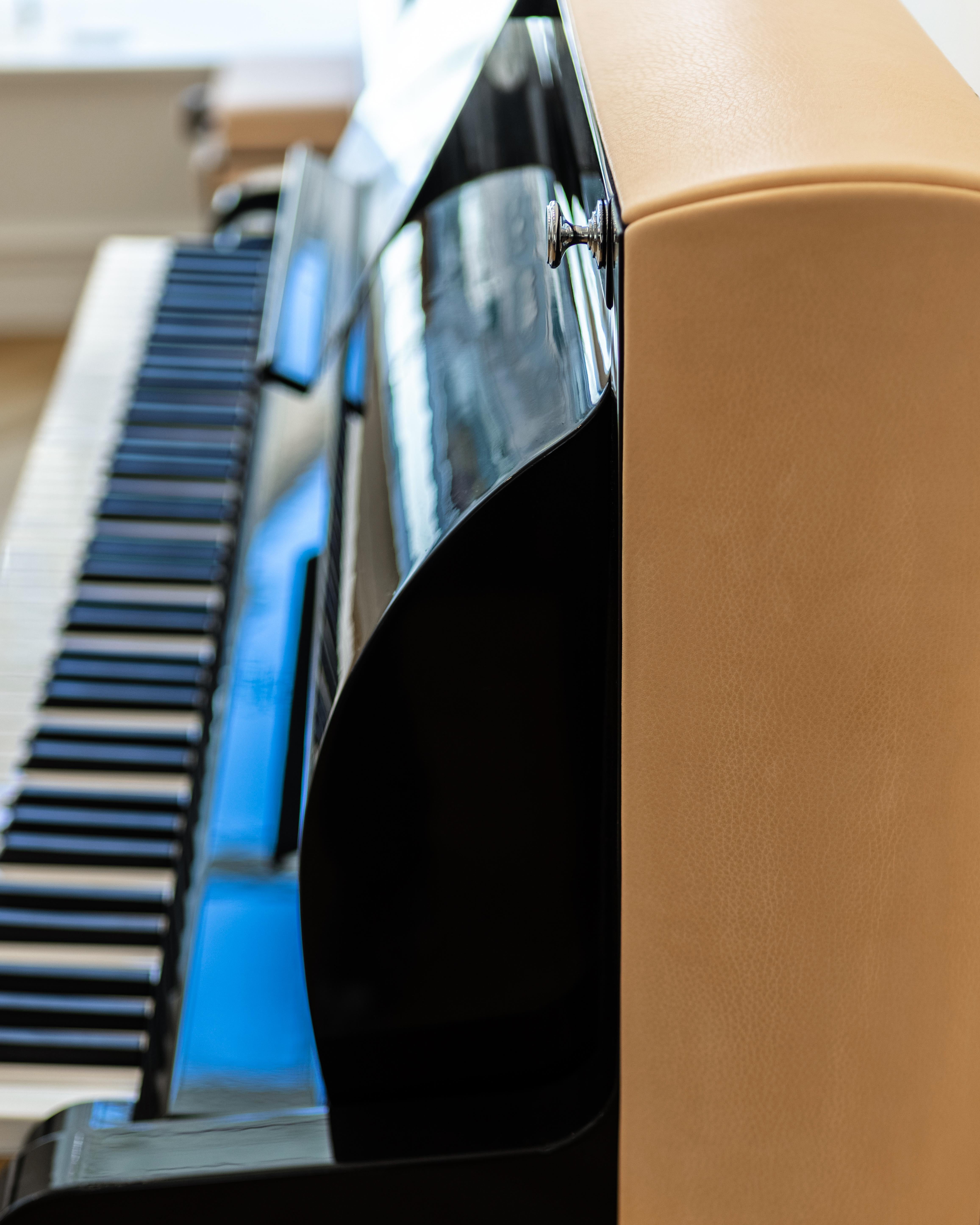 XXIe siècle et contemporain Piano droit PH, cuir naturel non teinté avec parties métalliques chromées et panneaux en bois en vente
