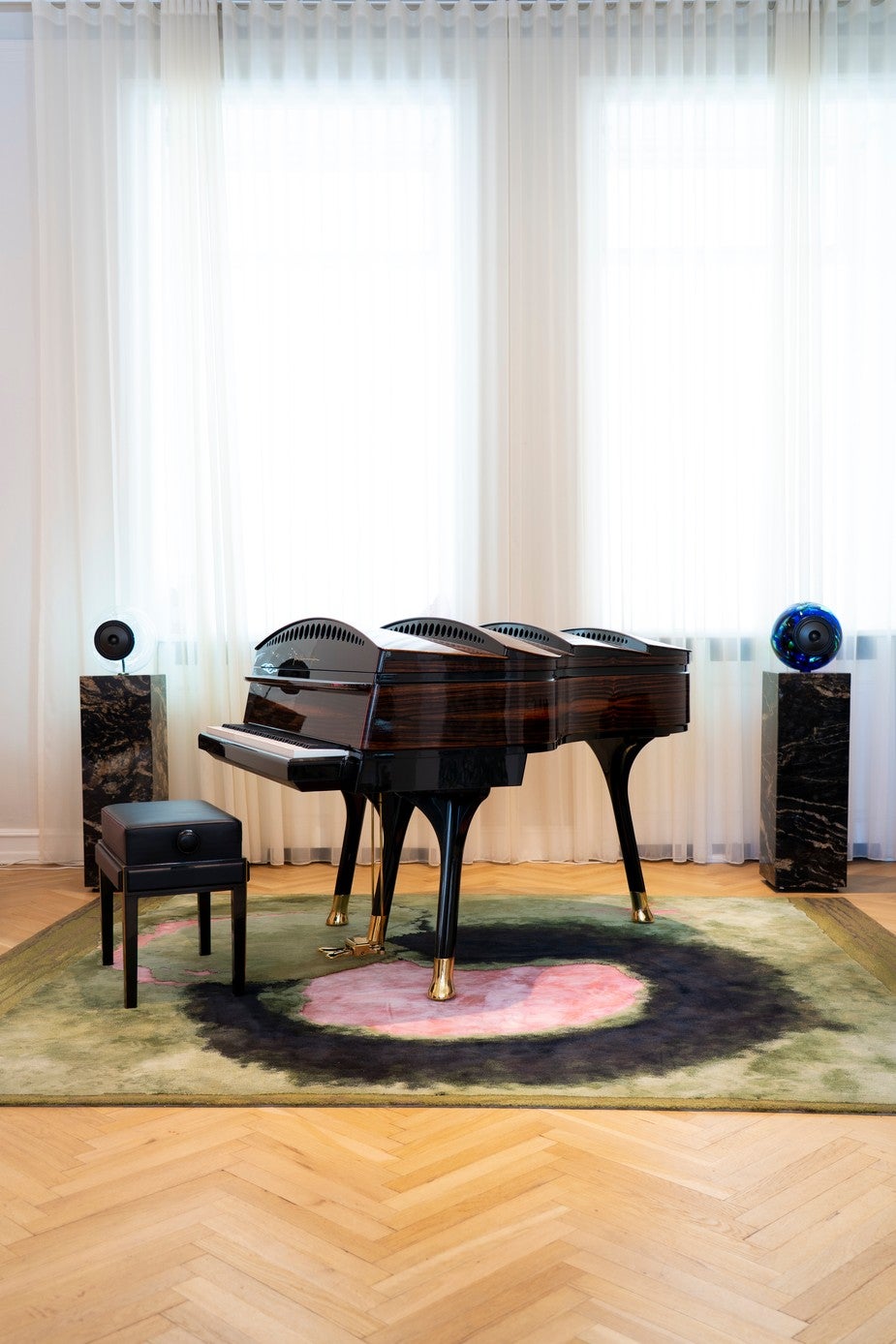 - Tutti i prezzi sono indicati franco fabbrica.
- 5 anni di garanzia.
- Imballiamo, spediamo e installiamo regolarmente i pianoforti PH in tutto il mondo con un'assicurazione completa.

Dentro e fuori, un'opera d'arte magistrale
Questo PH Bow