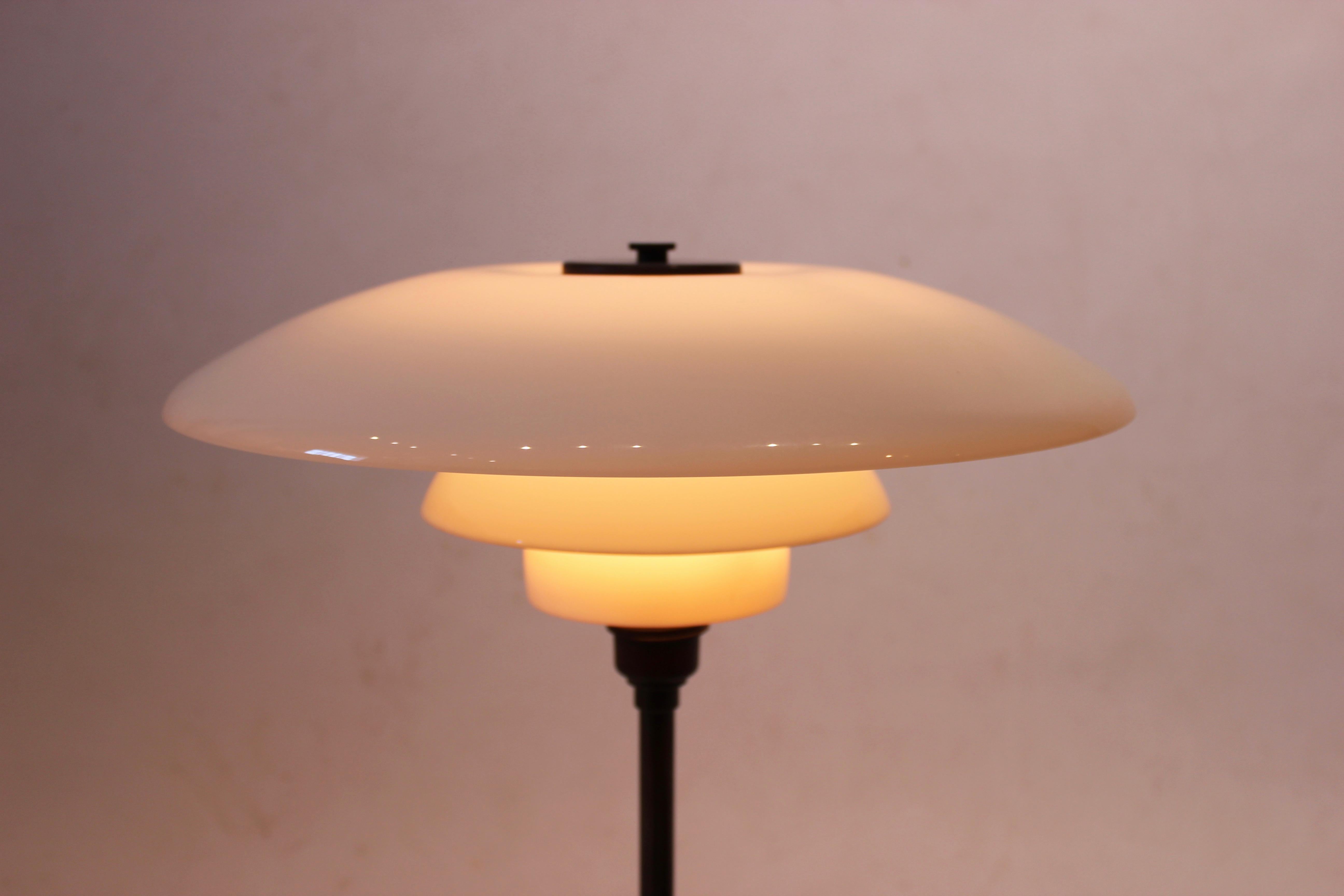 PH4½/2¾ Tischleuchte mit weißen Opalglasschirmen und Gestell aus brüniertem Messing. Die Leuchte wurde in den frühen 1930er Jahren von Poul Henningsen entworfen und von Louis Poulsen hergestellt. Der Artikel ist in sehr gutem Zustand.
