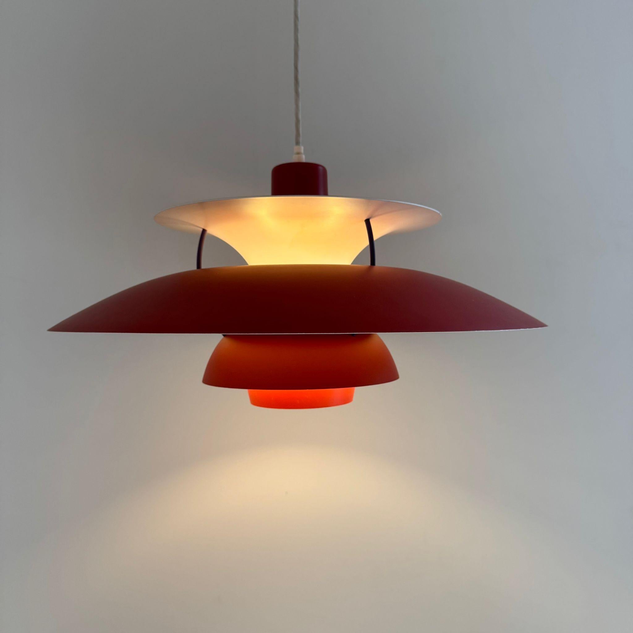 Ph5 red lamp, Poul Henningsen for Louis Poulsen, Denmark 1960 Mid-20th Century en venta