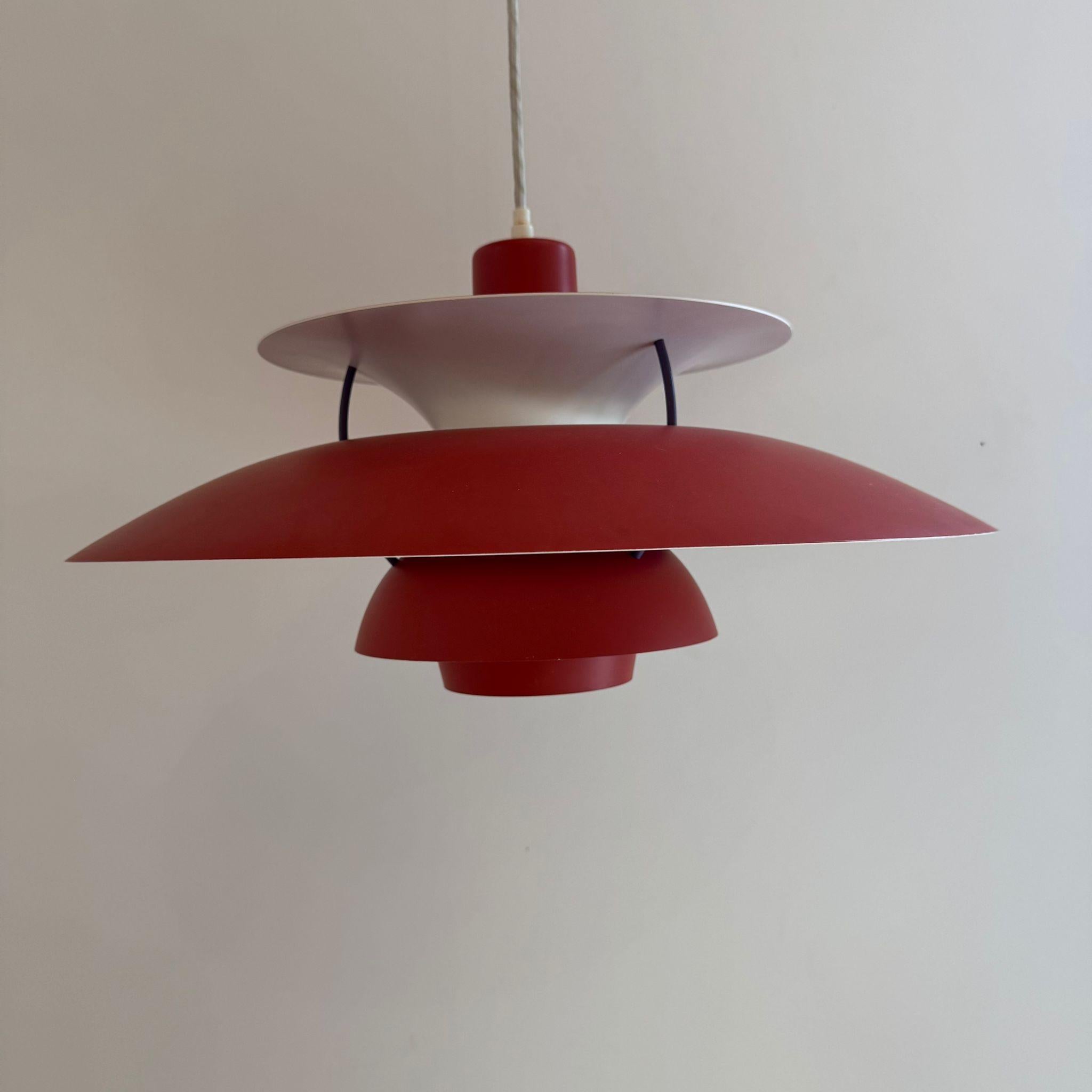 Ph5 red lamp, Poul Henningsen for Louis Poulsen, Denmark 1960 Metal en venta