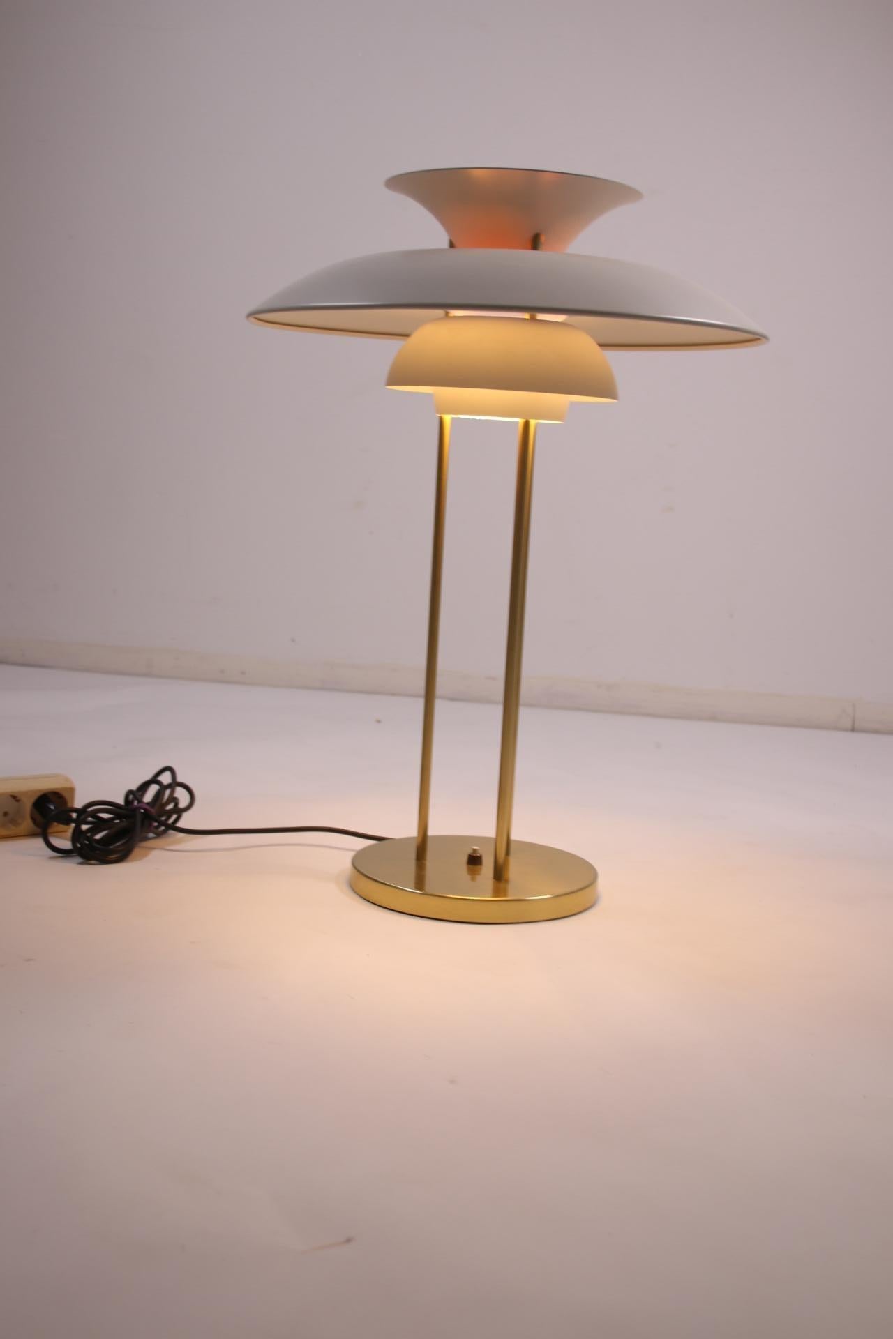 BORDS LAMPA, PH5, model 27095.

Poul Henningsen for Louis Poulsen.

Rare, beautiful, very cool Table Lamp by Poul Henningsen

Created by Louis Poulsen

Model: BOARD LAMPA, PH5,

model:27095

made in 1987.

Measures: Height 61