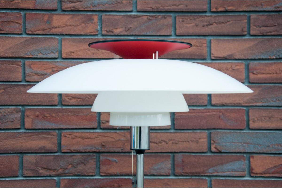 PH80 floor lamp with a shade of white acrylic glass, manufactured by Louis Poulsen.

The designer of the lamp was Poul Henningsen, 1894-1967.

Dimensions: height 130 cm / dia. 55 cm.