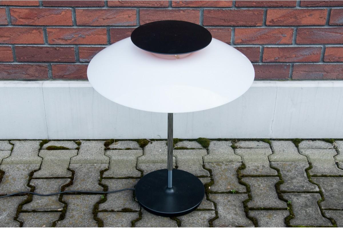 The iconic PH80 table lamp with a white acrylic glass shade, manufactured by Louis Poulsen.

Design: Poul Henningsen

Very good condition, no damage.

height 67cm, diameter of the lampshade 56cm.