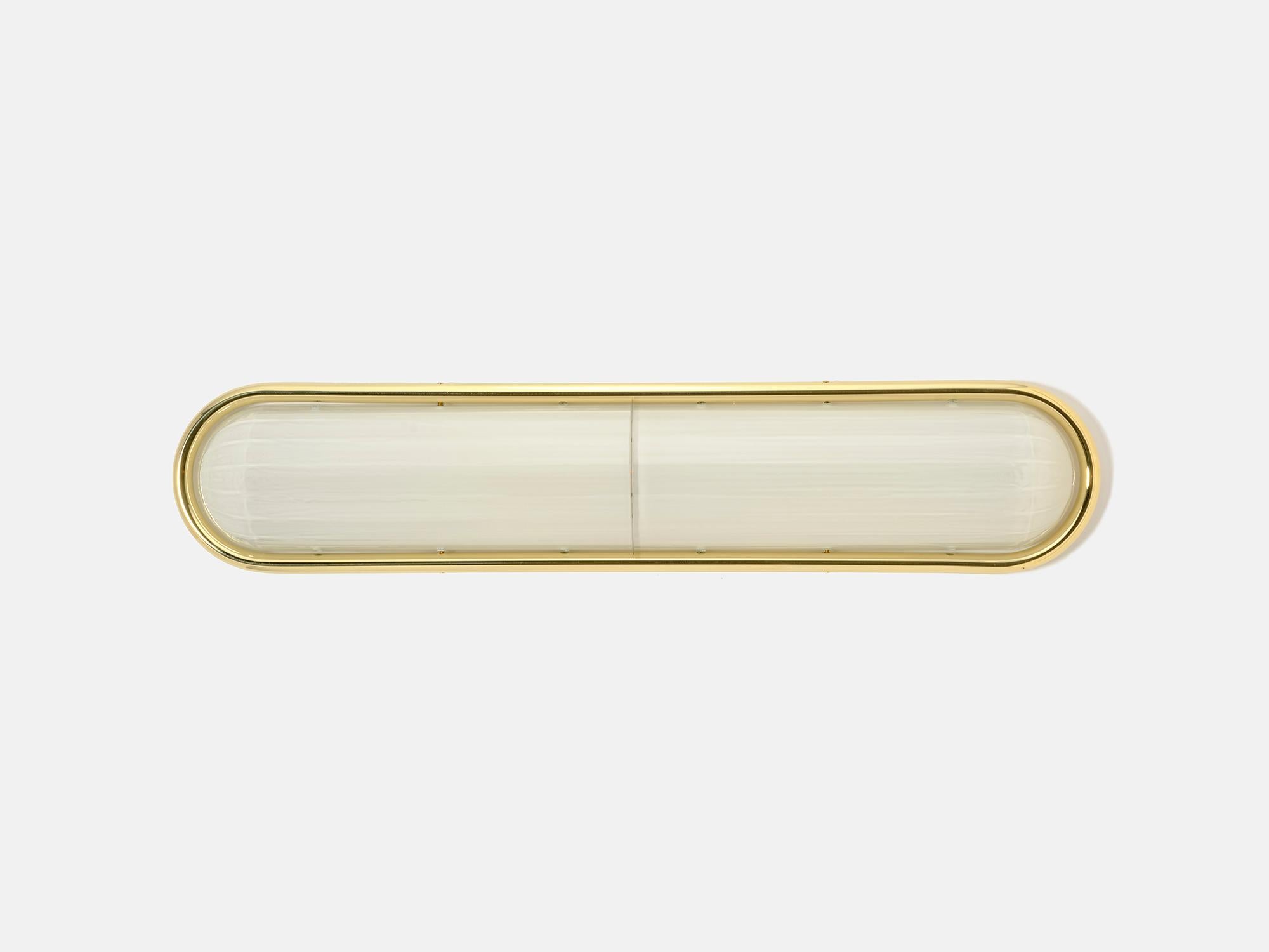Parte della serie Streamline, Phaenon è un apparecchio da incasso composto da vetro sfaccettato soffiato a stampo, minuteria metallica e LED.

Ispirata all'Art Moderne, la serie Streamline comprende forme sinuose e composizioni architettoniche