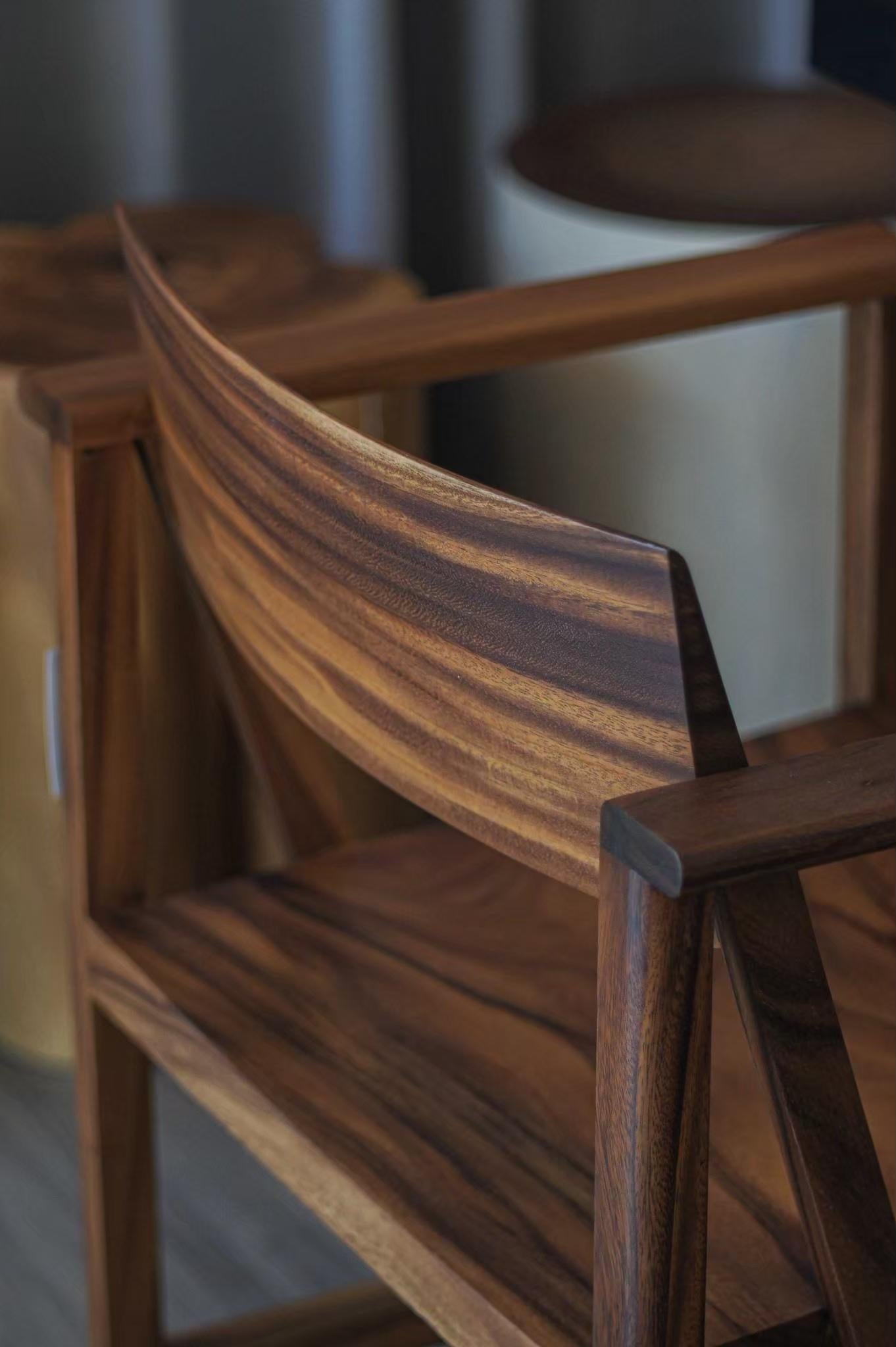 Phaka Chair, Natural Monkey Pod Wood In New Condition For Sale In Chiangmai, TH