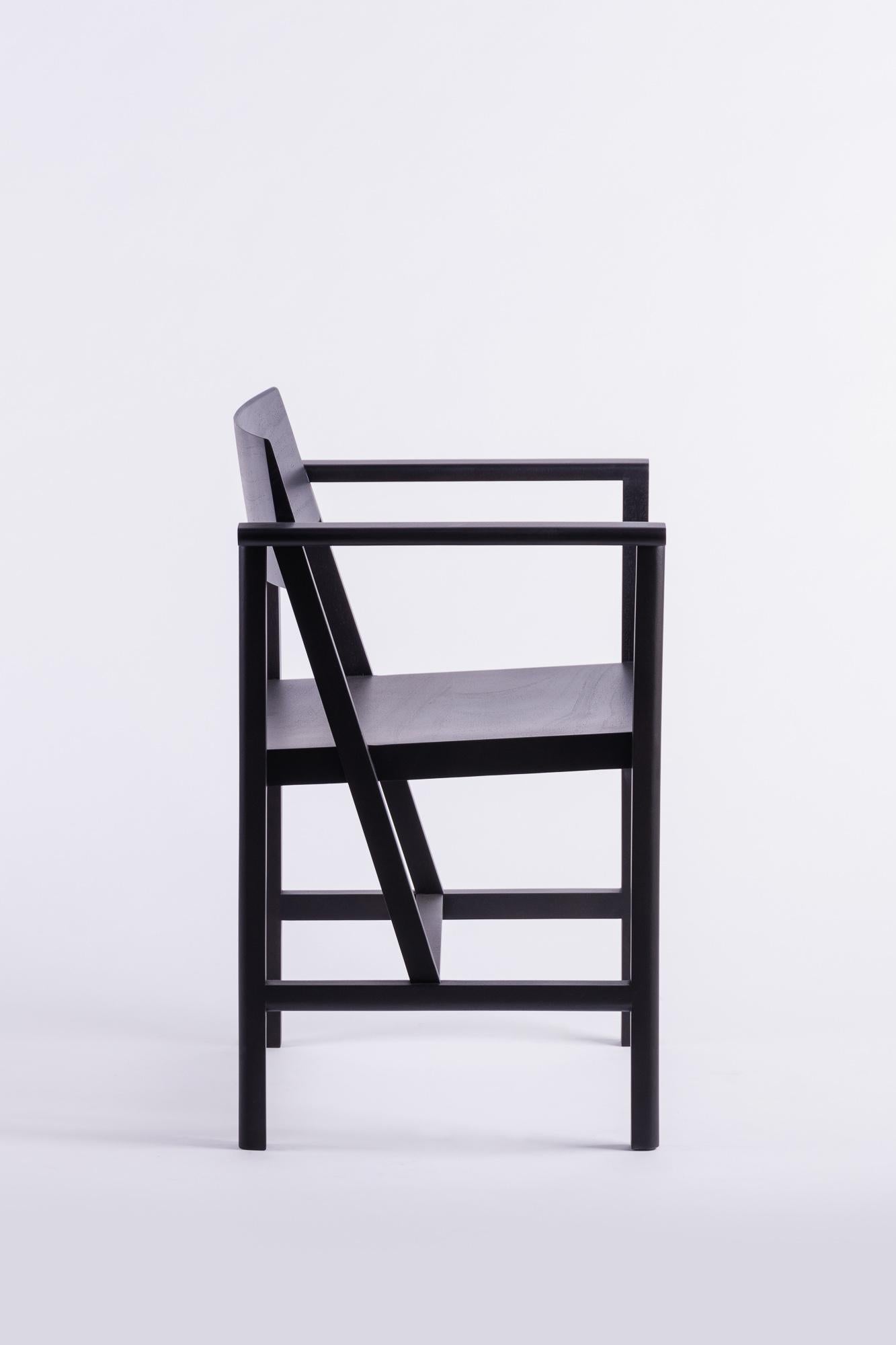 Der Phaka-Stuhl ist eine Suche nach der einfachsten Struktur, ein wesentliches Merkmal eines guten Stuhls. Die reine, schlichte Ästhetik wird durch außergewöhnliche Handwerkskunst erzeugt. Für beste Proportionen sorgt das Design des Stuhls mit dem