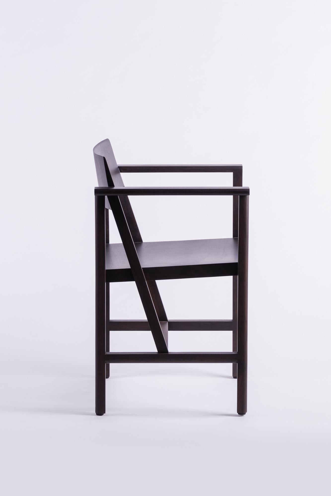 Phaka-Stuhl, anthrazitfarbenes schwarzes Acacia-Holz (Handgefertigt) im Angebot