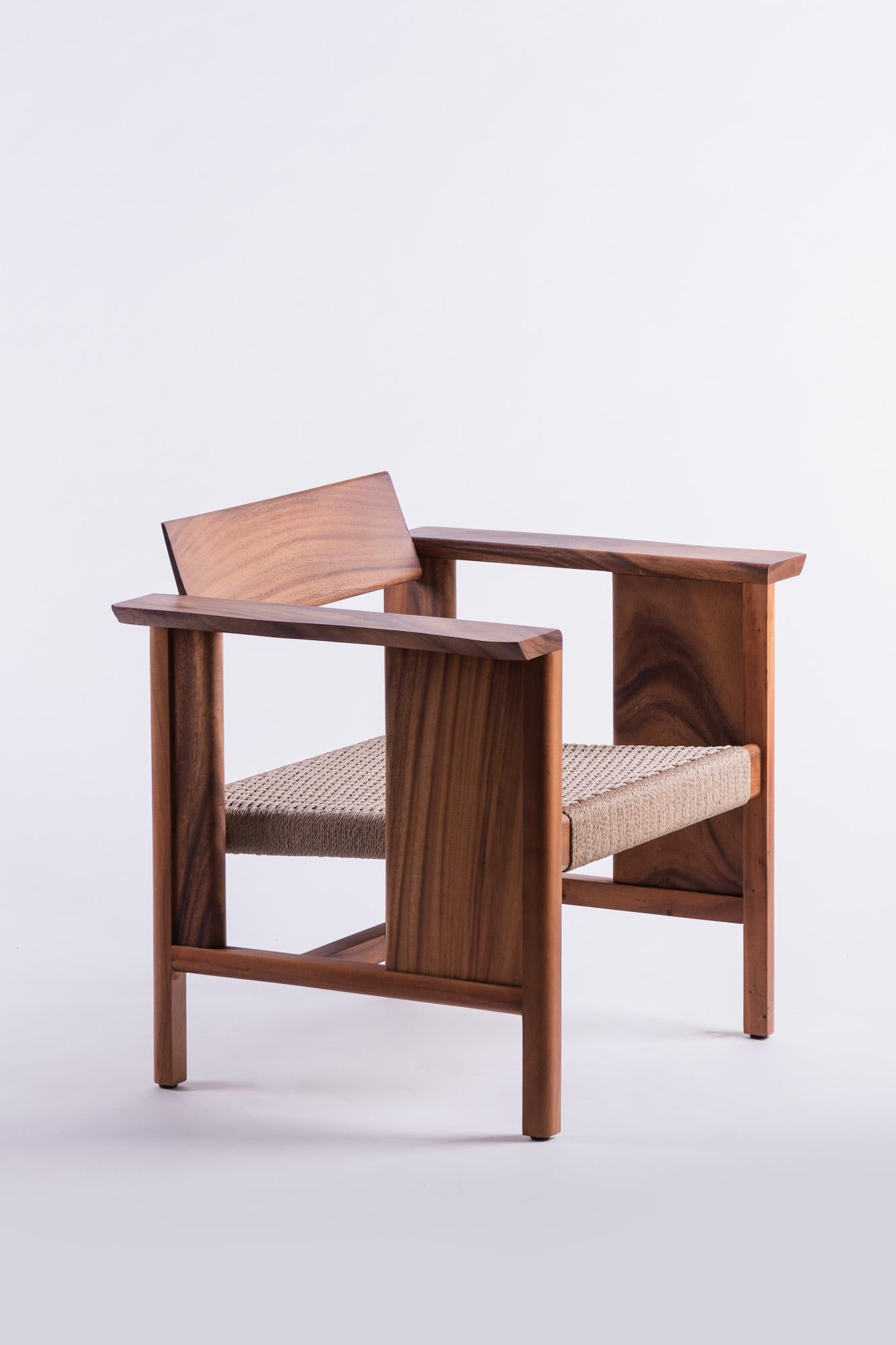 Die Phaka Lounge erweitert die Designkonzepte der strukturellen Einfachheit und der spirituellen Essenz der Materialität auf ein anderes Gebiet. Zusätzliche Merkmale wie Armlehnen aus Holzplatten und Korbgeflecht beeinträchtigen das bestehende