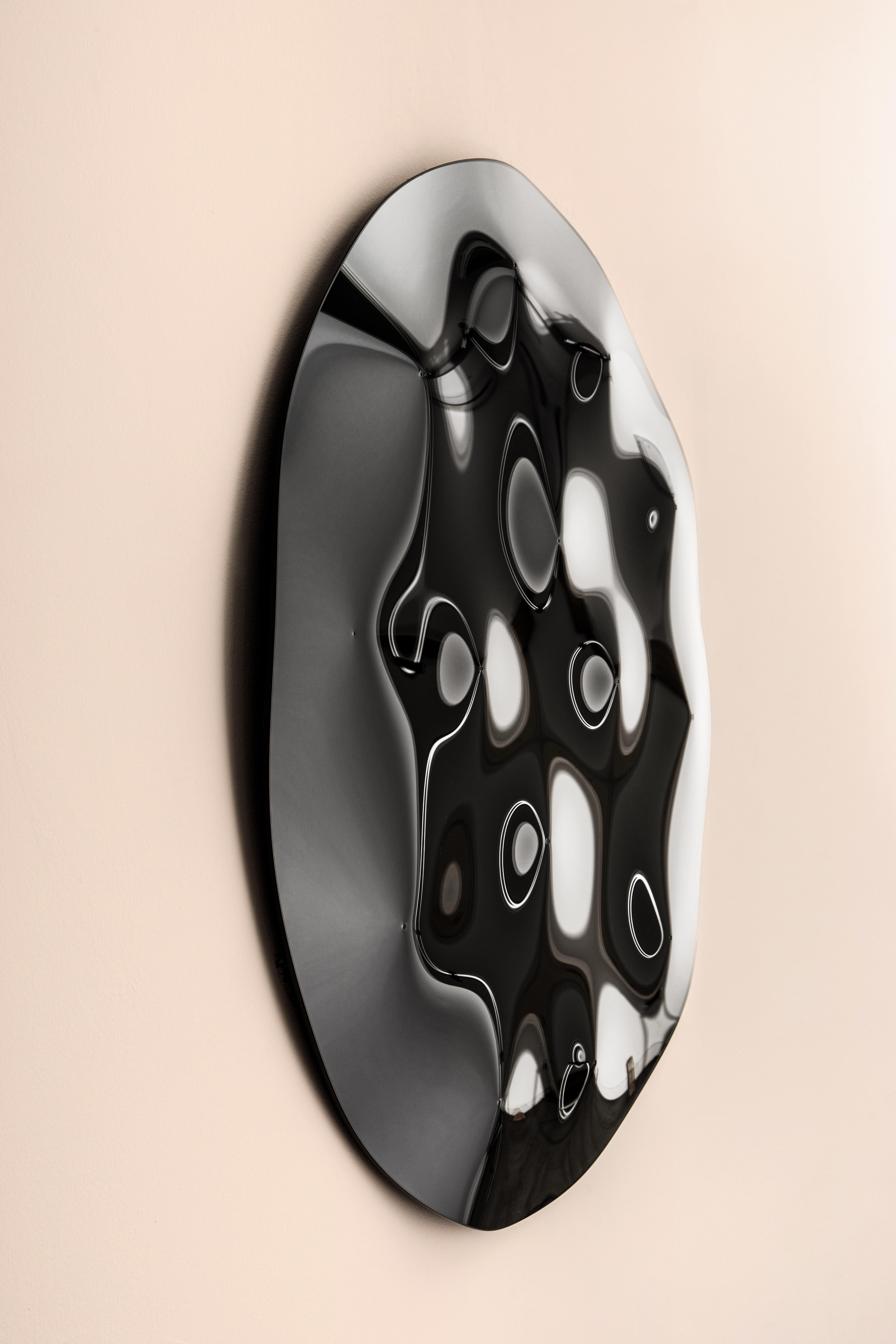 Pannello decorativo in vetro colorato, argentatura e piegatura artigianale. 

Dinamismo e movimento sono i cardini del prodotto, che insieme alla sua personalità eccentrica lo rendono un pezzo unico. 2350