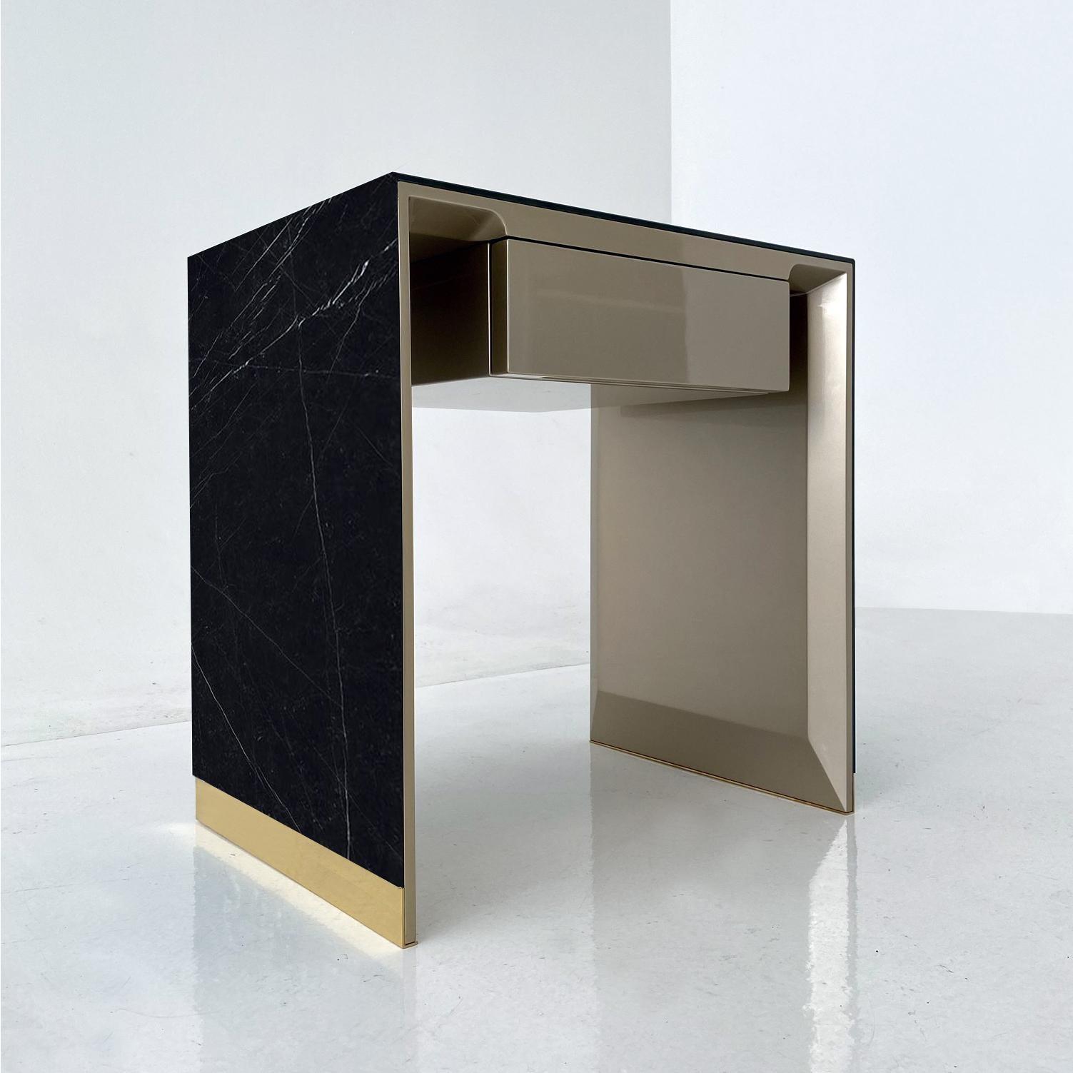 Comodino alto Phantom 60 Laccato Oro e Calacatta Oro di Casa Casati in vendita 2