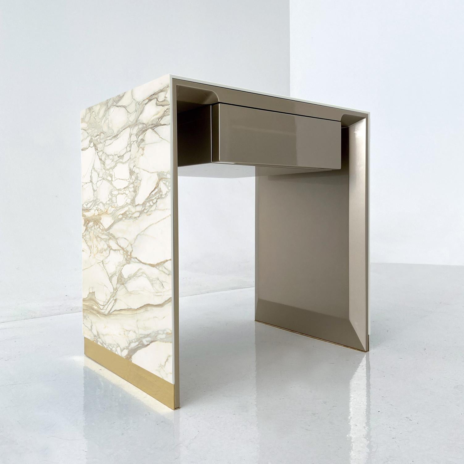 Comodino alto Phantom 60 Laccato Oro e Calacatta Oro di Casa Casati 
Dimensioni: P 44 x L 60 x H 62 cm. 
Materiali: Ceramica e MDF con finitura laccata lucida, ottone, metallo e marmo.

Disponibile in diversi materiali e dimensioni.