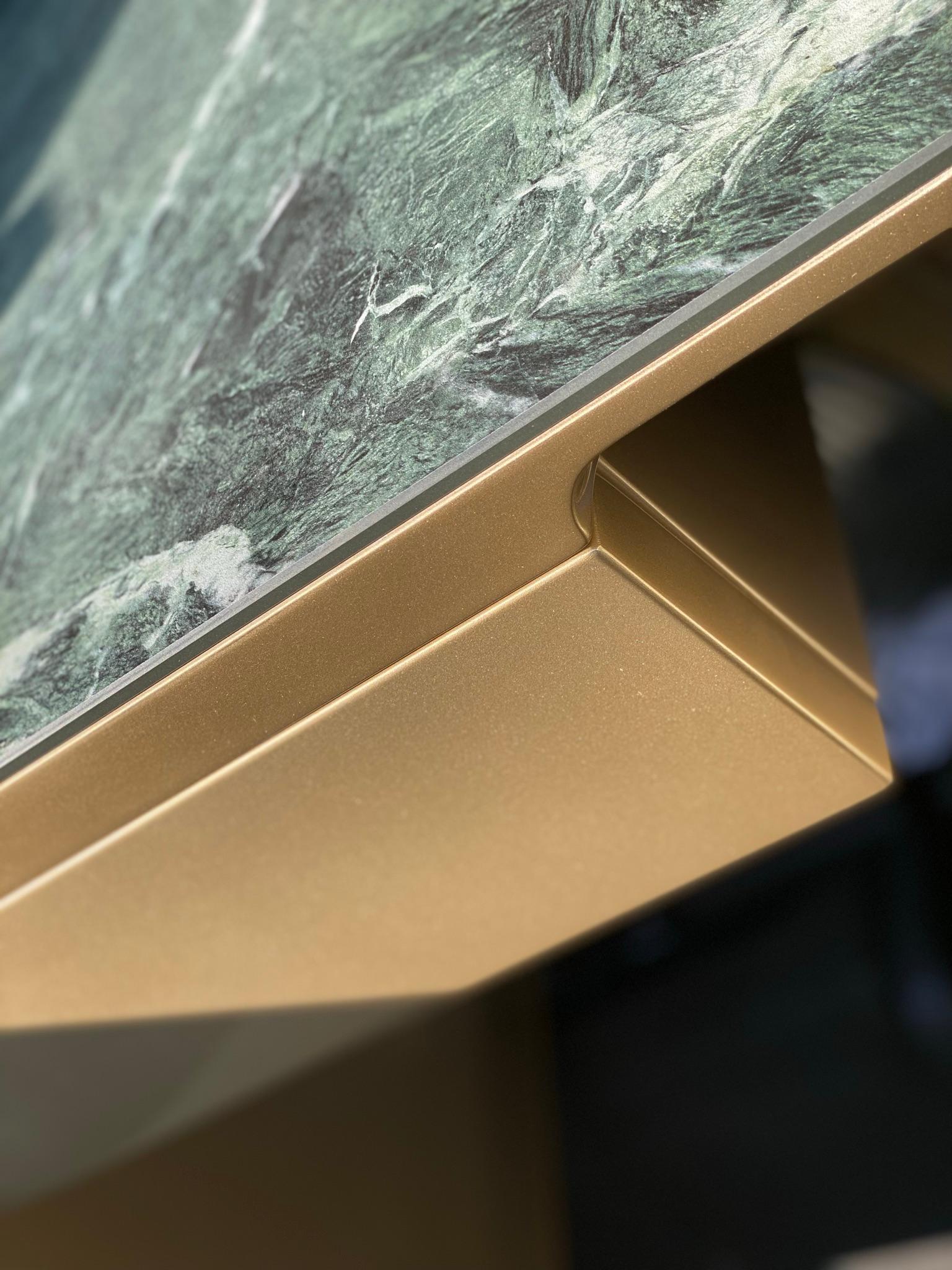 Postmoderno Comodino alto Phantom 60 Laccato Oro e Calacatta Oro di Casa Casati in vendita