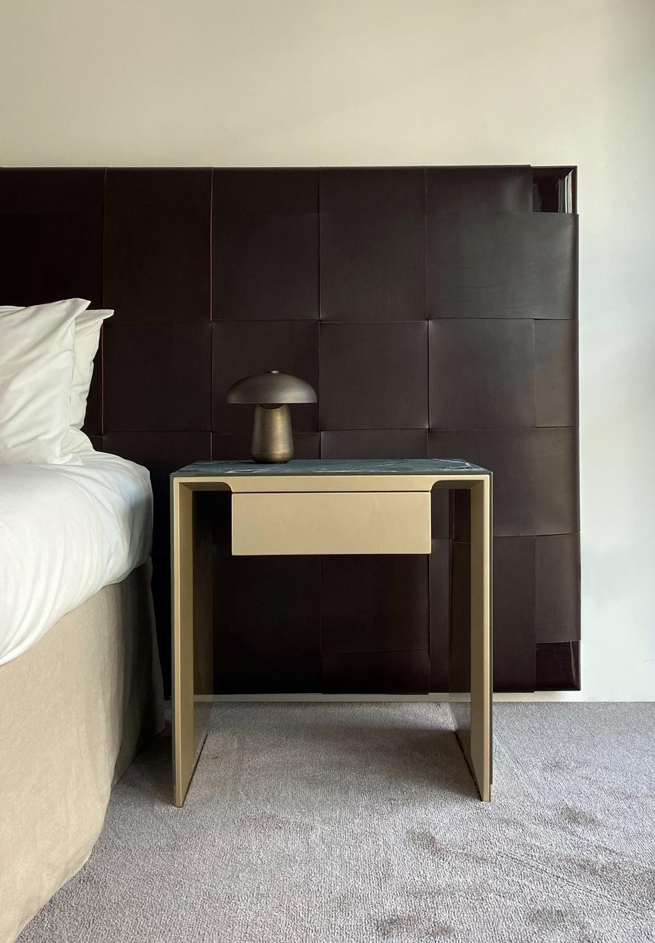 XXI secolo e contemporaneo Comodino alto Phantom 60 Laccato Oro e Calacatta Oro di Casa Casati in vendita
