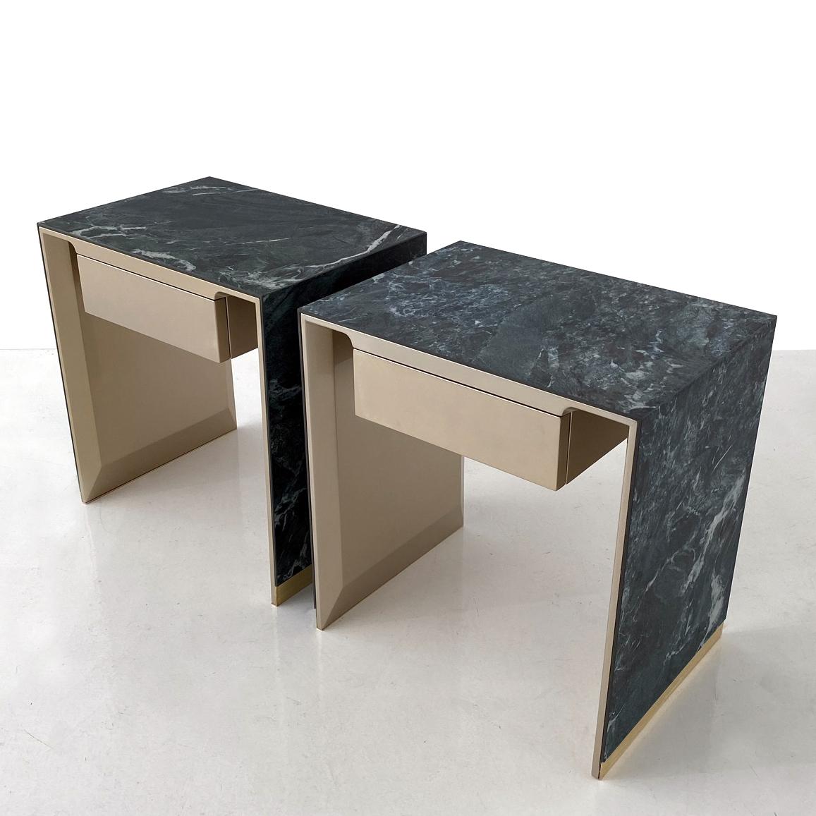 Moderne Phantom, la table de nuit en marbre mat à effet céramique en vente