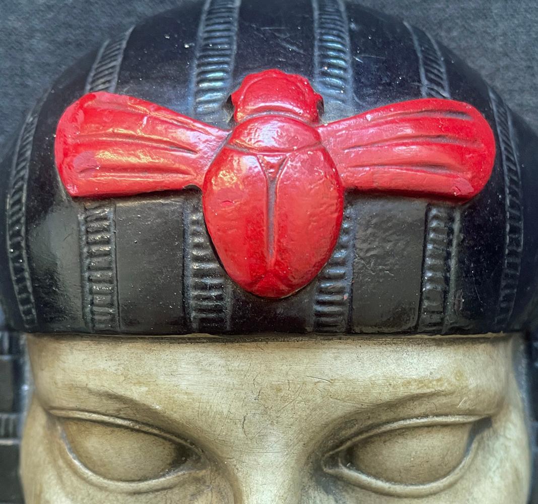 Art-déco-Kopf aus rotem, schwarzem Gips mit geflügeltem Skarabäus, 