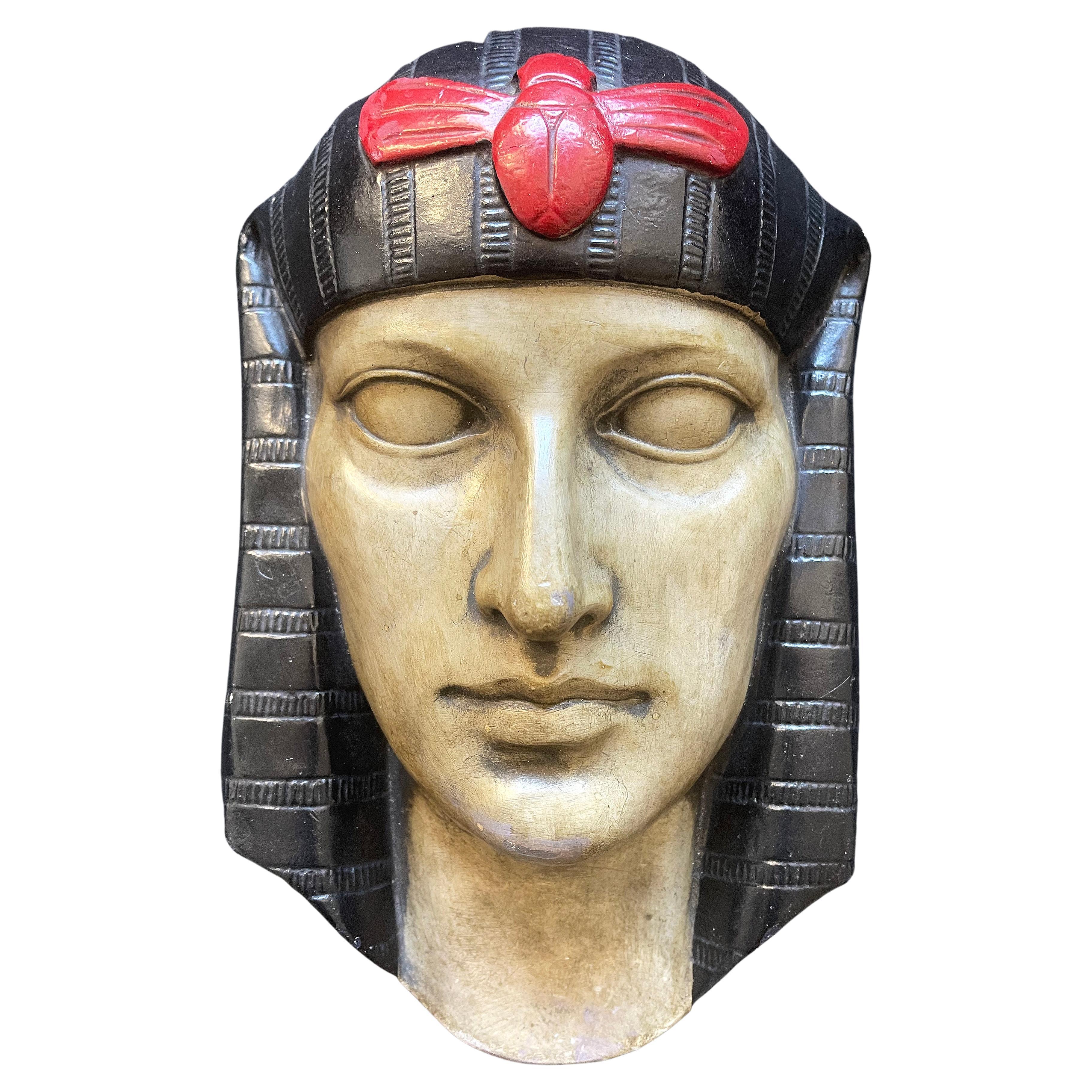 Art-déco-Kopf aus rotem, schwarzem Gips mit geflügeltem Skarabäus, "Pharaoh"