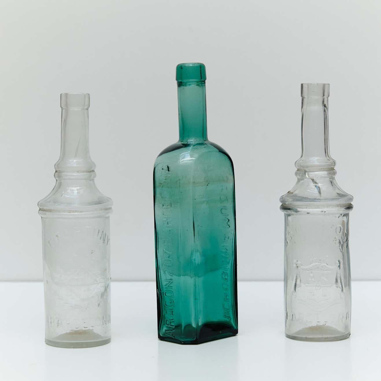 Un set di 3 farmacie anni '20 di Barcellona.  Vetro.    In condizioni originali, con lievi usure dovute all'età e all'uso, conserva una bella patina.