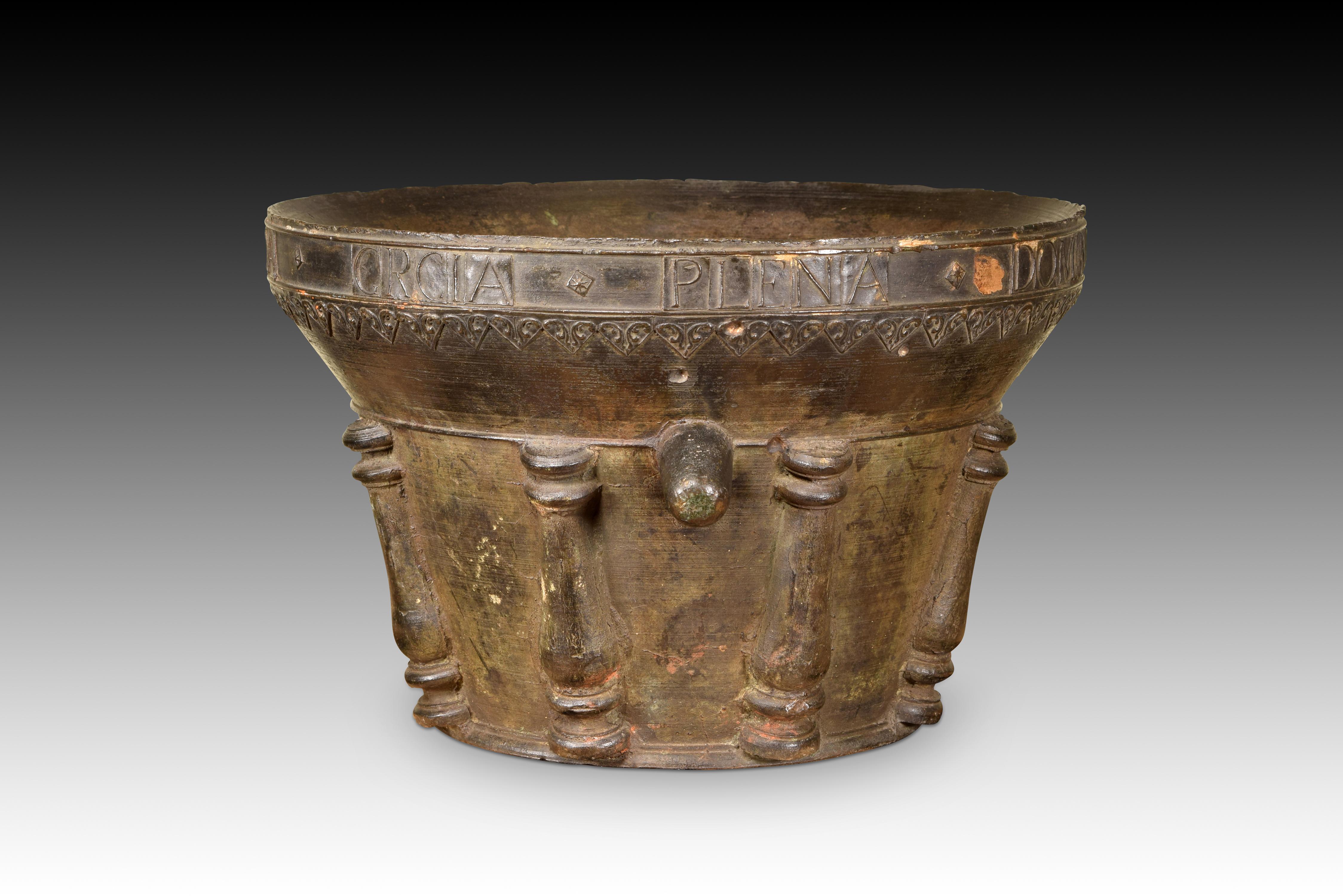 Pharmacy mortar. Bronze. Spain, dated in the piece in 1743.  6