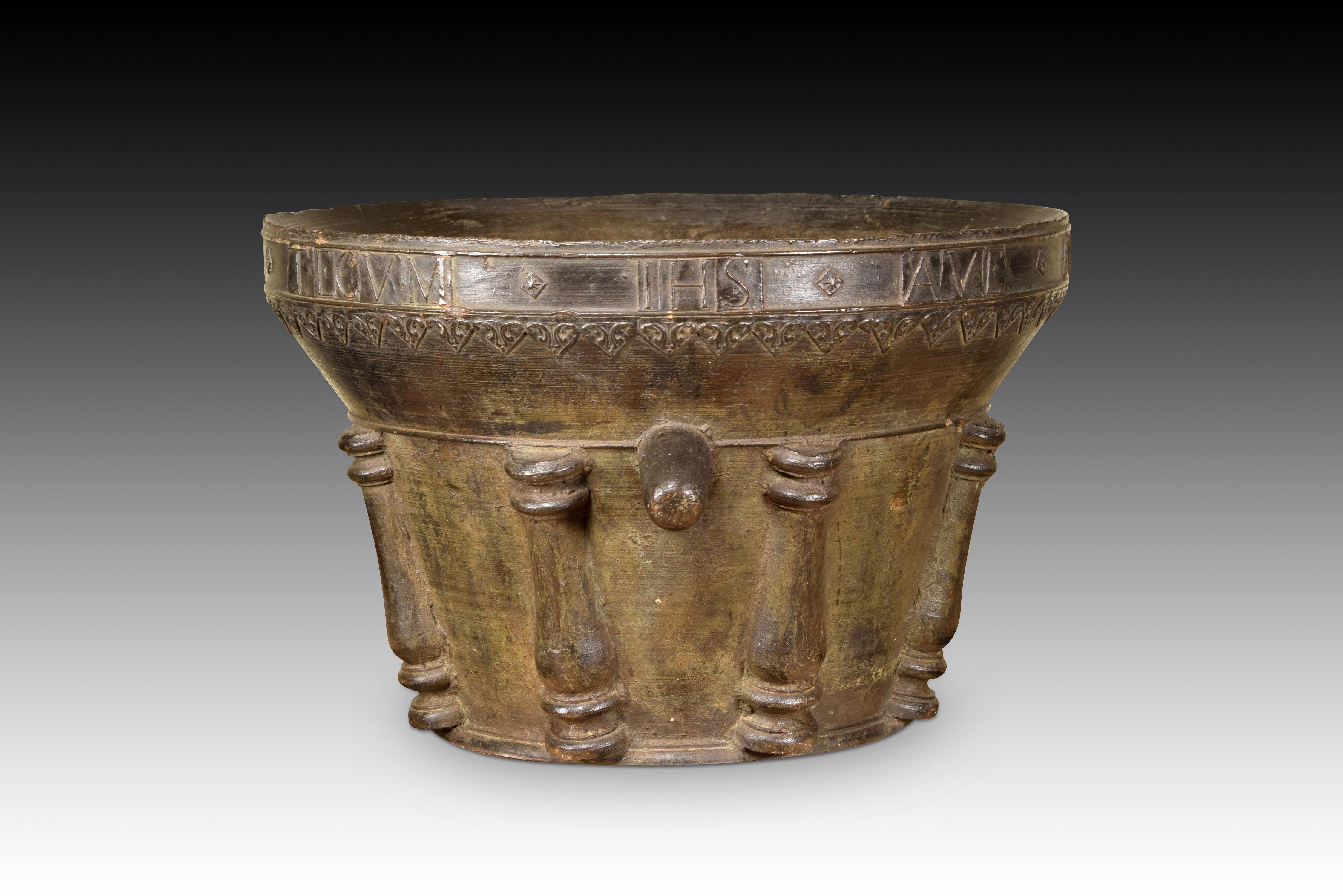 Pharmacy mortar. Bronze. Spain, dated in the piece. 
Pharmacy mortar made in bronze with mouth exvased to the outside from the last third of the piece with the upper part straight to the outside, and frustoconical body (developed in a slight